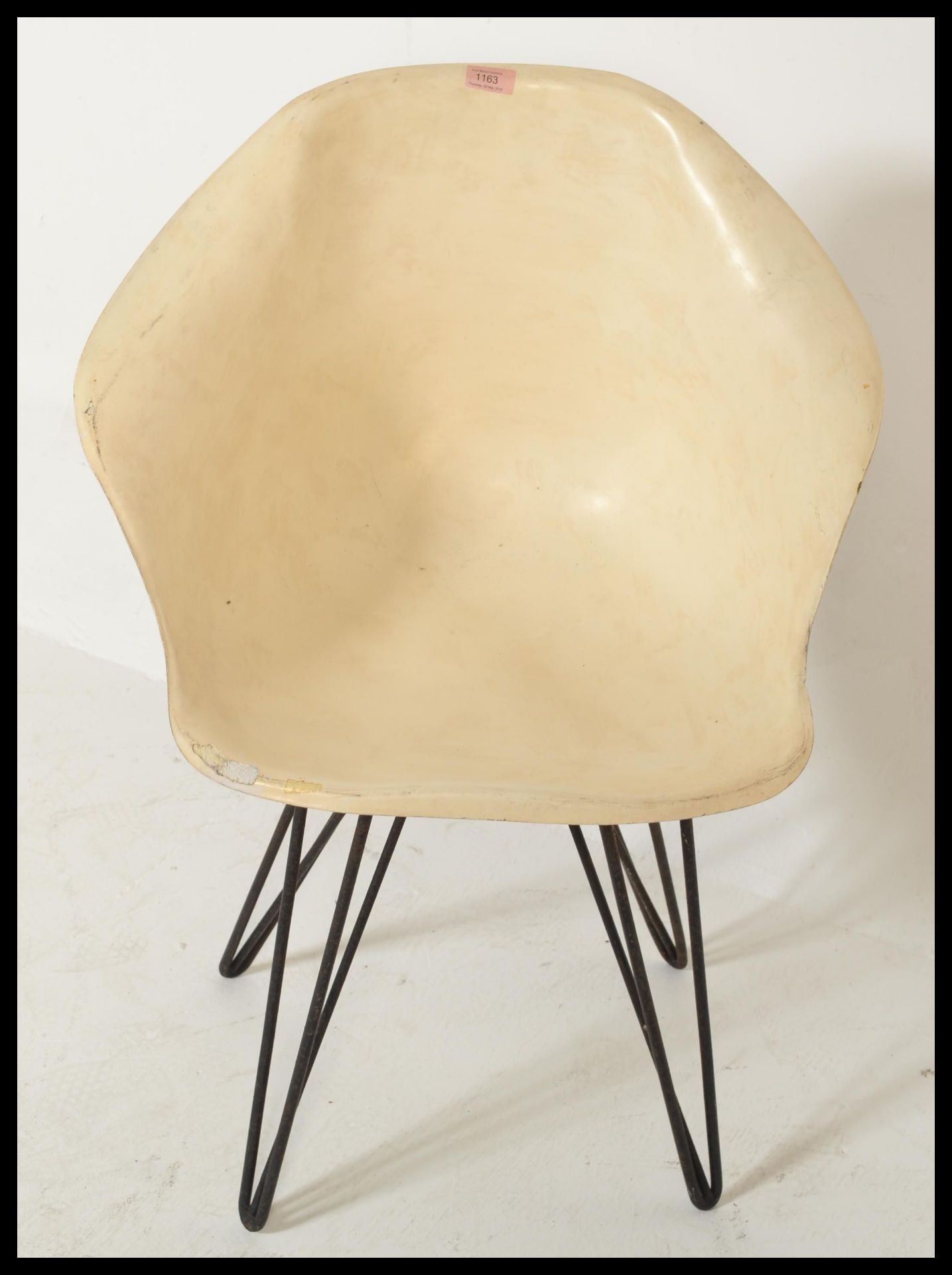 A vintage retro circa 1960's fibreglass tub chair in the manner of Arkana raised on ebonised hair - Bild 3 aus 4