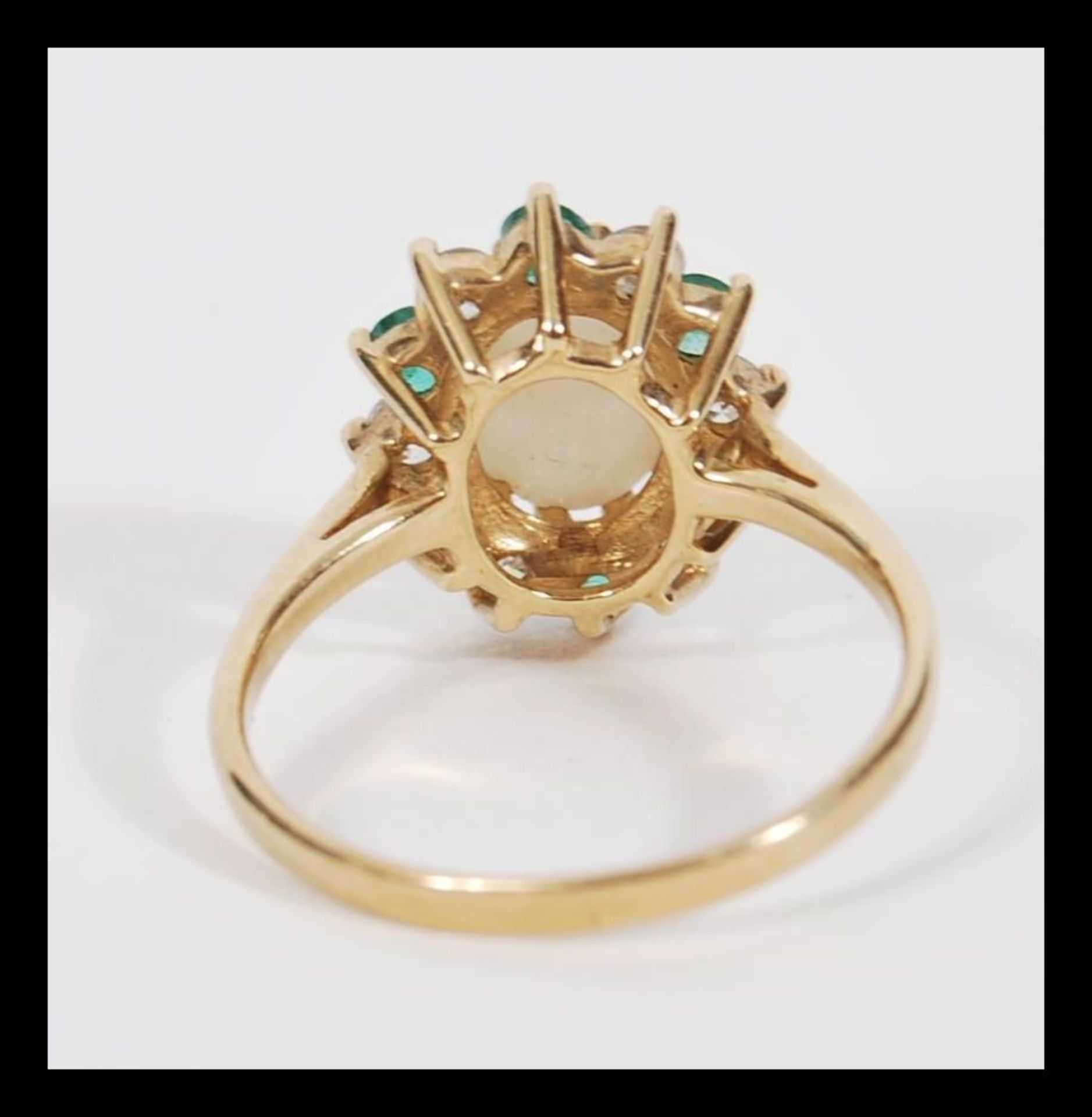 A vintage 20th Century hallmarked 9ct gold ring having a central opal panel with a halo of green and - Bild 3 aus 4