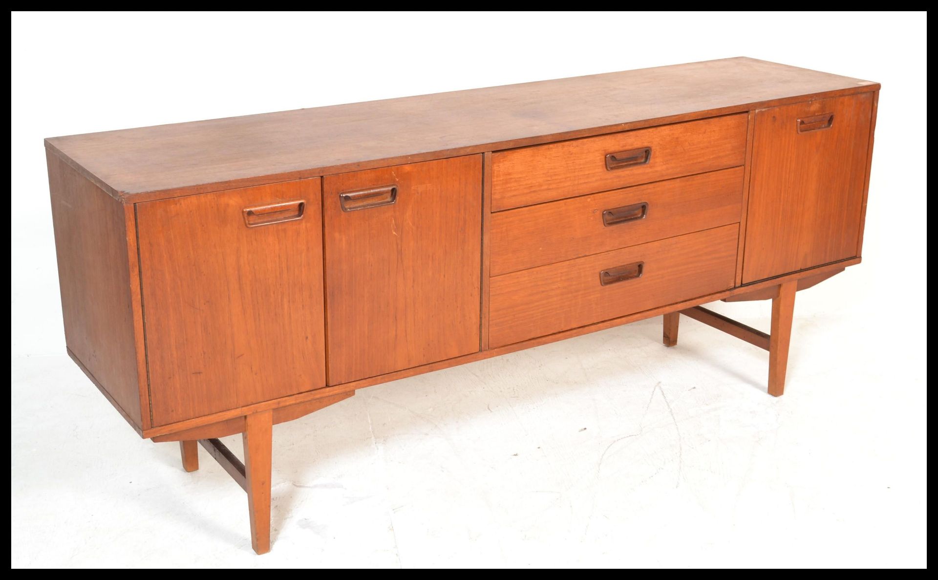 A retro 20th Century teak wood sideboard / credenza of Danish influence, having a central bank of - Bild 2 aus 5