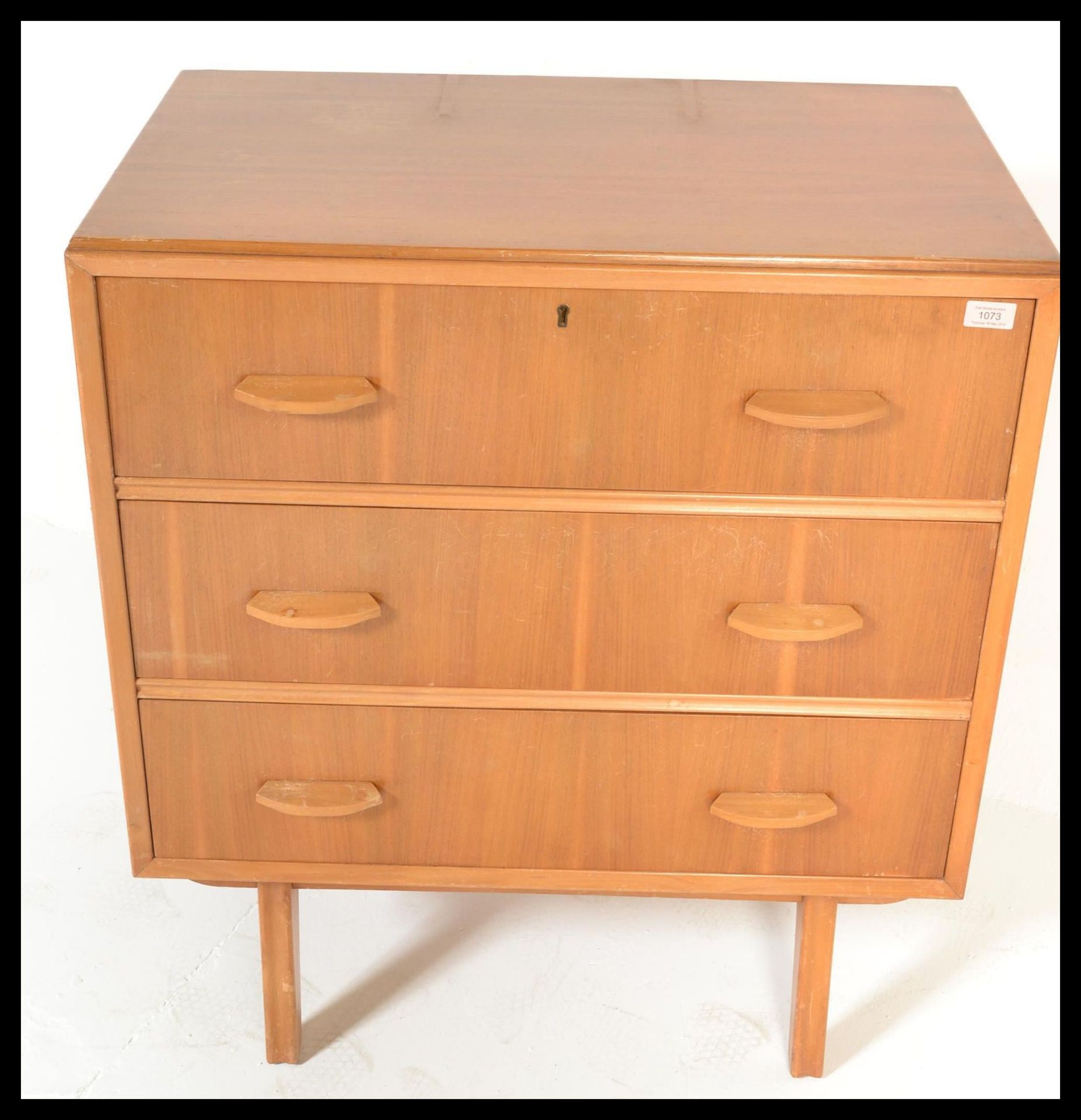 A vintage retro 20th Century Danish inspired teak wood chest of drawers, three long drawers raised - Bild 4 aus 6