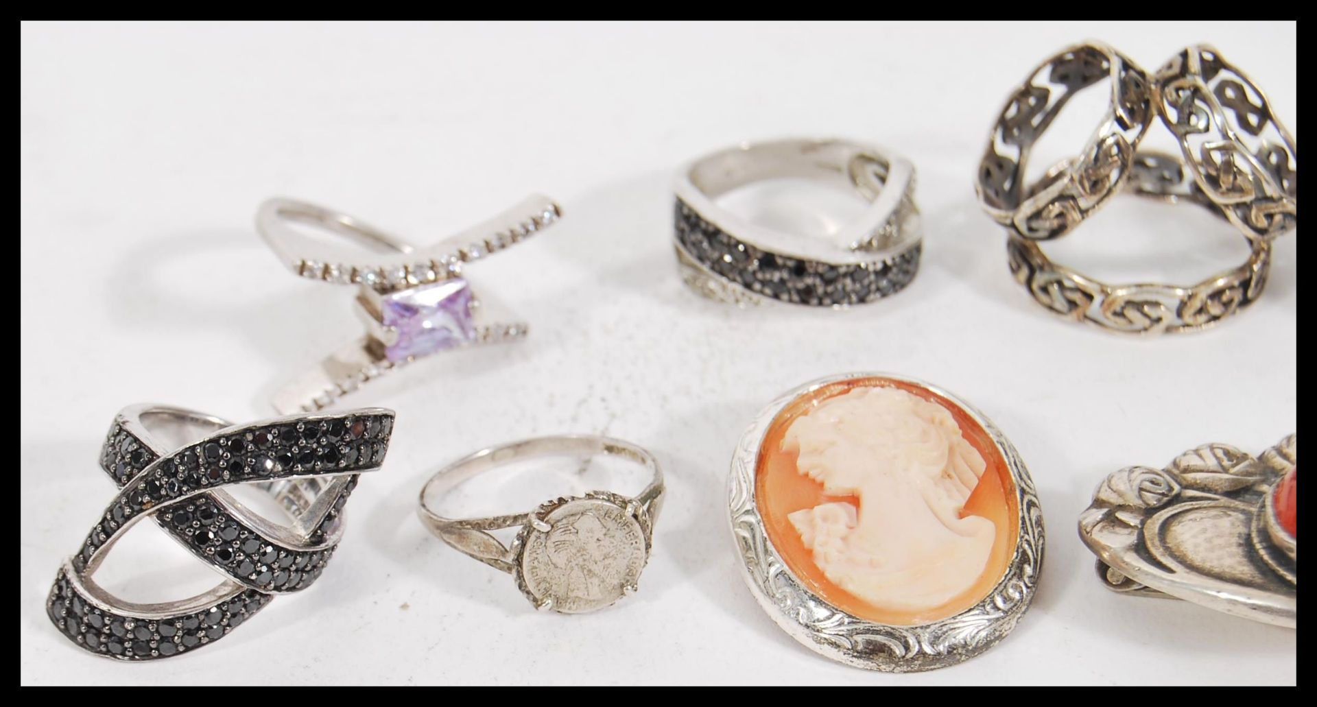 A selection of silver jewellery to include two cross over rings set with black accent stones, a coin - Bild 2 aus 5