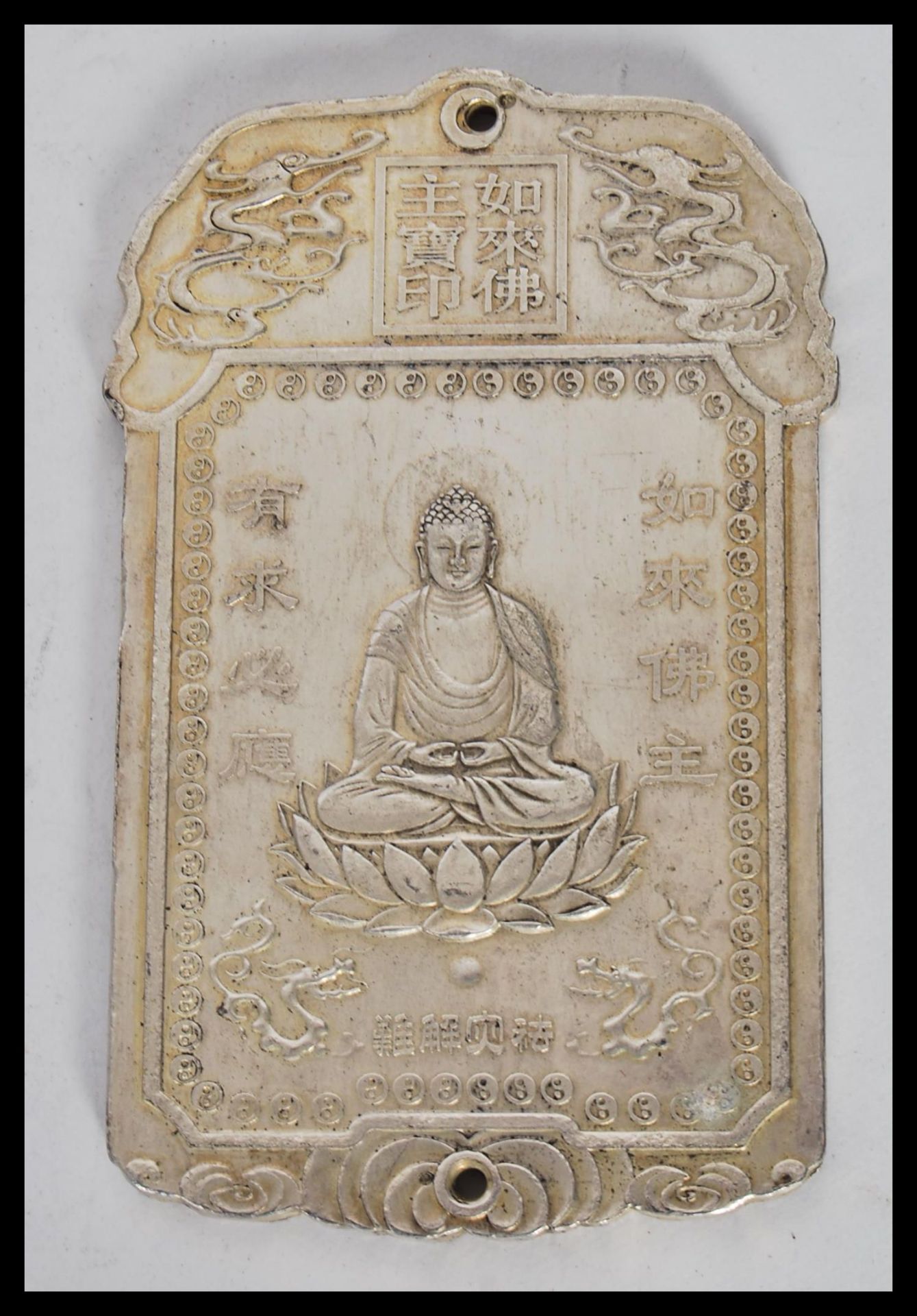 A 20th Century Chinese silver white metal ingot panel pendant of shaped rectangular form depicting - Bild 2 aus 2