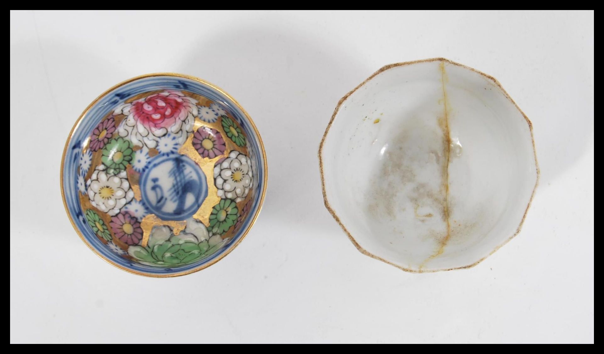 Two early 19th Century Chinese porcelain tea bowls comprising of an example having a blue and - Bild 3 aus 6