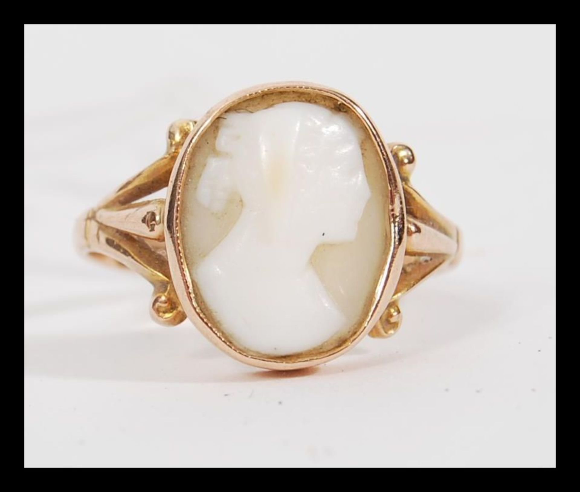 An early 20th Century hallmarked 9ct gold cameo ring having a central hand carved shell cameo - Bild 6 aus 6