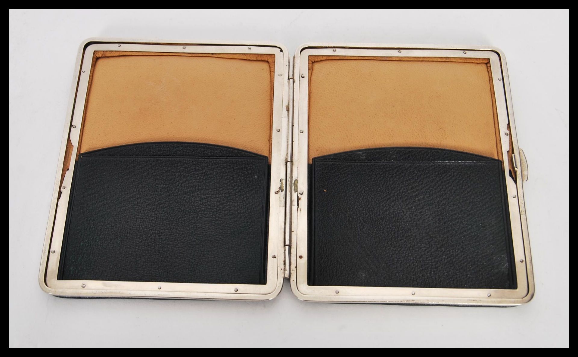 A vintage 20th Century leather calling card case having a white metal clasp with sectional interior. - Bild 2 aus 3