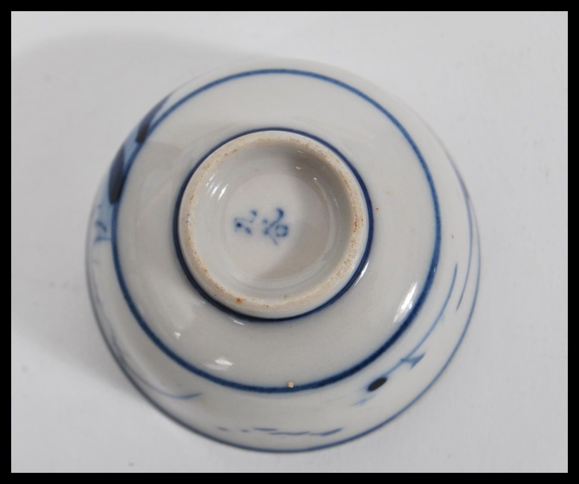 Two early 19th Century Chinese porcelain tea bowls comprising of an example having a blue and - Bild 5 aus 6