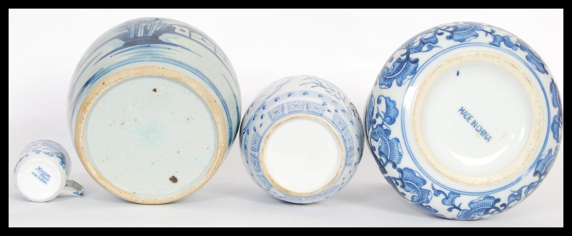 A collection of Chinese ceramics and porcelain to include a Celadon green glaze crackle bowl - Image 4 of 4