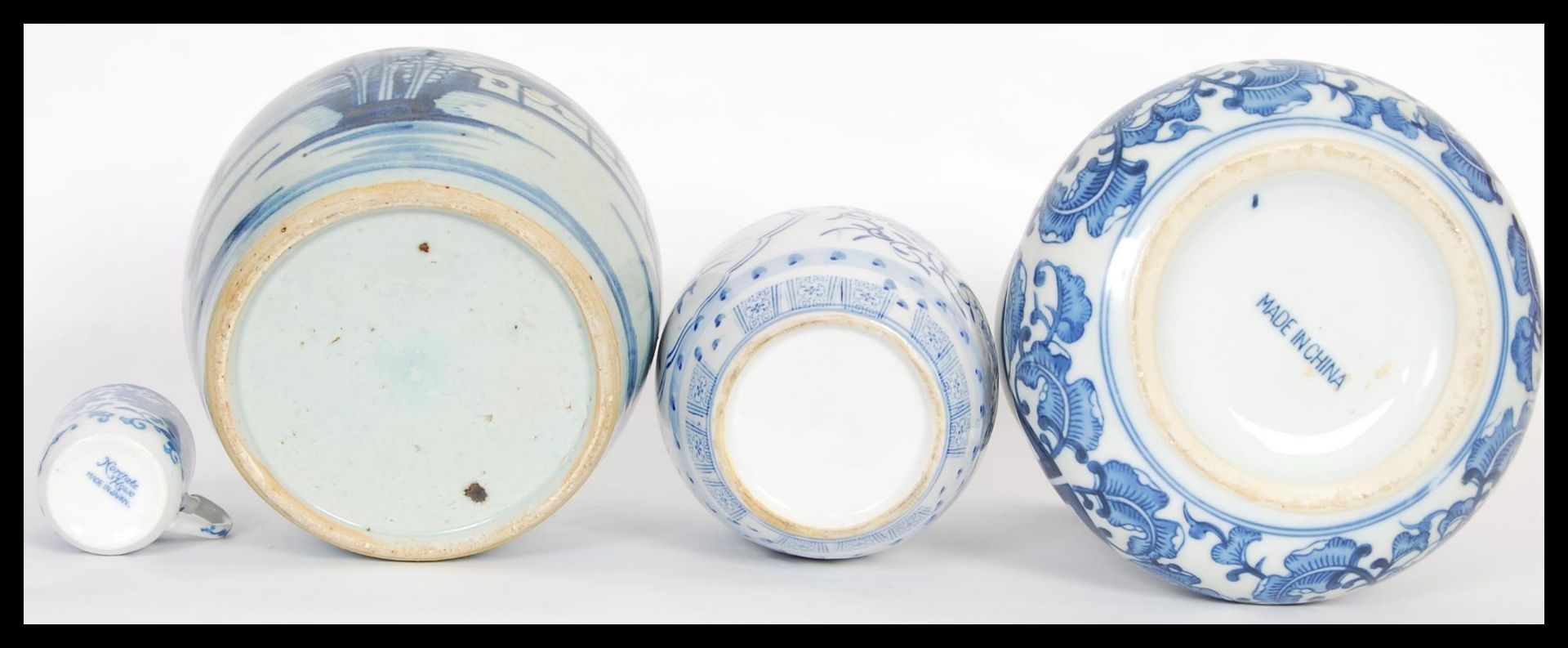 A collection of Chinese ceramics and porcelain to include a Celadon green glaze crackle bowl - Bild 4 aus 4