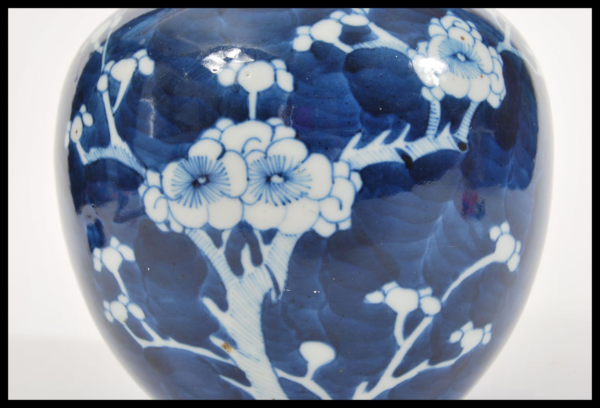A 19th Century Chinese blue and white ginger jar and cover hand decorated in the prunus pattern. - Bild 5 aus 5