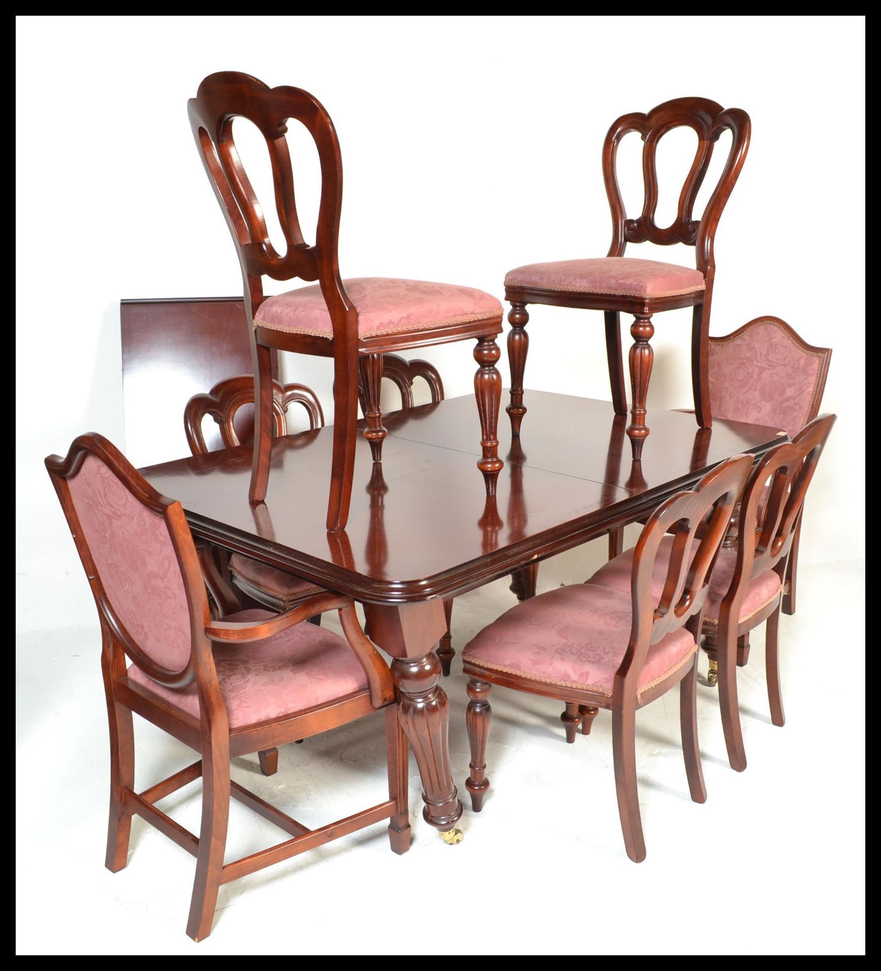 A large Victorian style mahogany wind out extending dining table being raised on reeded, turned - Bild 4 aus 7