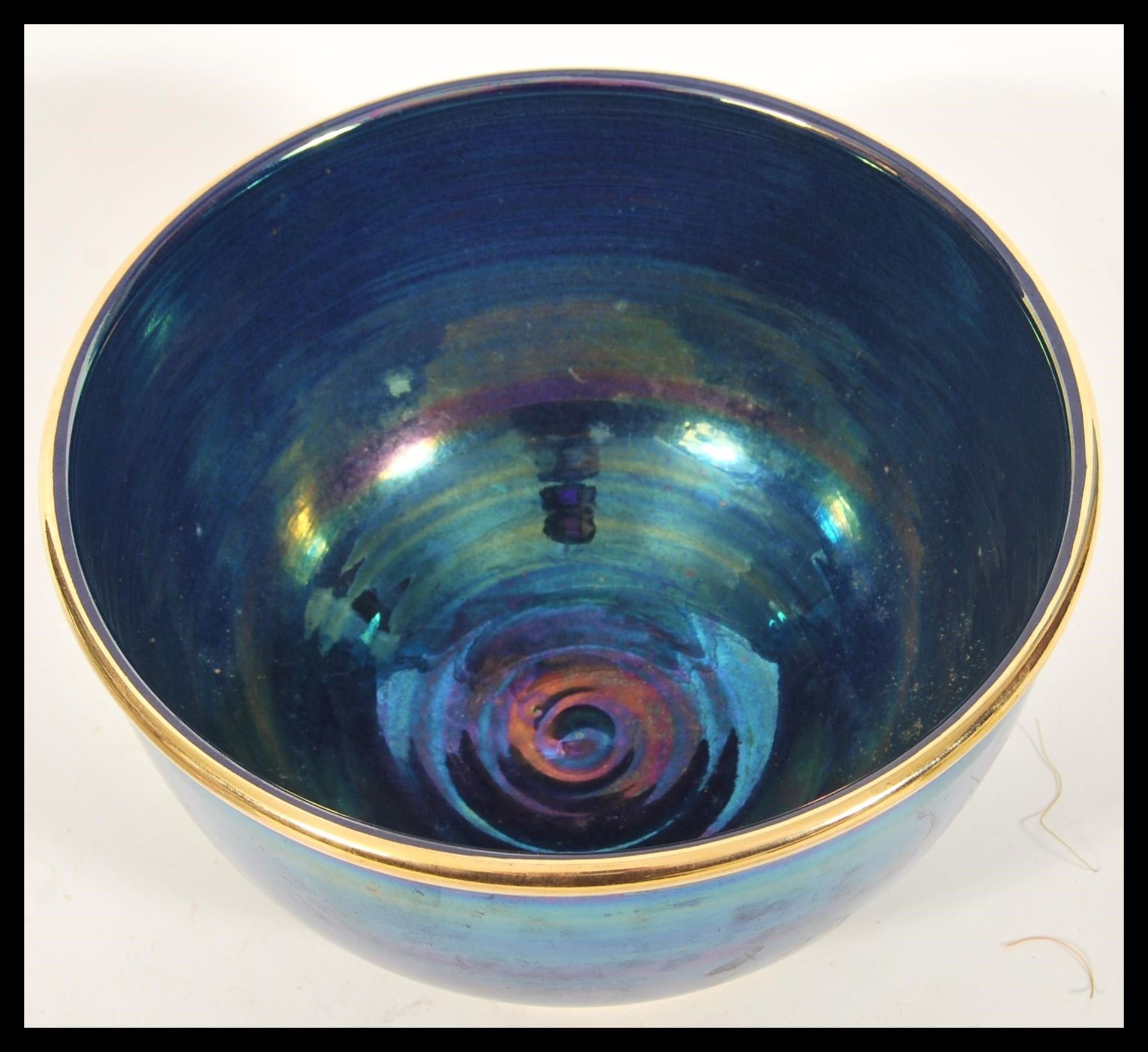 A 20th century Devon Lustre Fieldings centrepiece bowl with lilac colouration along with a dark blue - Bild 4 aus 7
