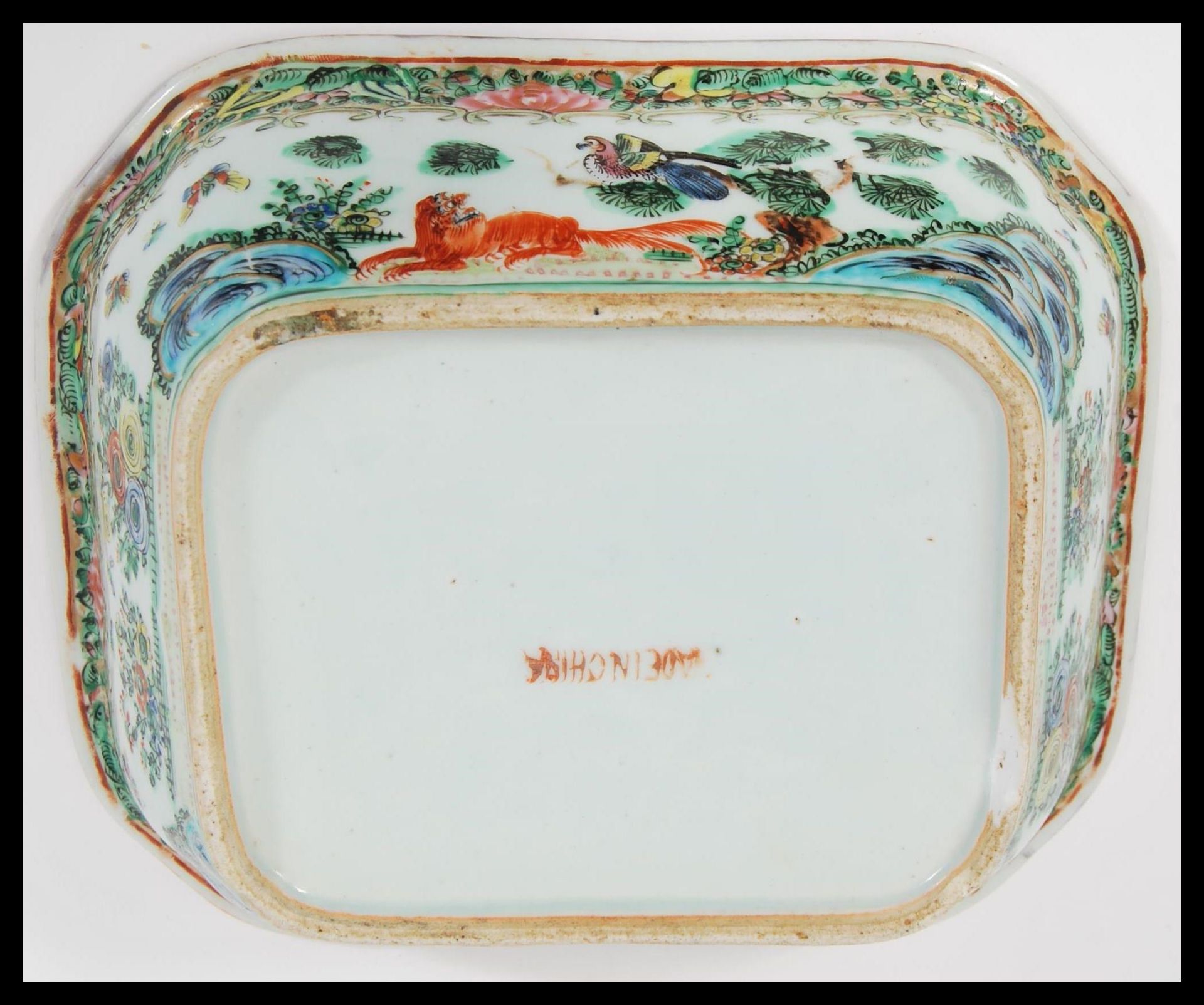 An early 20th Century Chinese bowl of octagonal form having a central white cartouche panel - Bild 6 aus 6