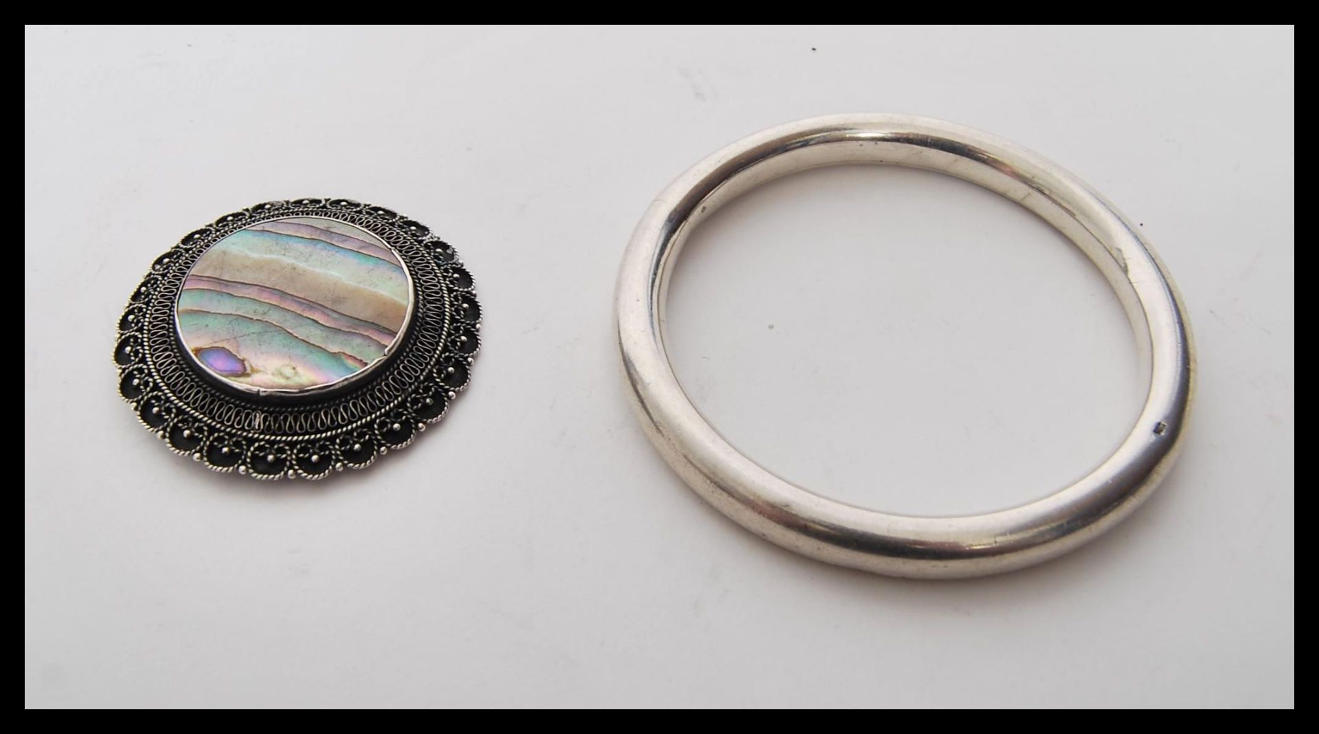 A selection of silver jewellery to include a stamped 925 silver bangle, a stamped 925 necklace of - Image 4 of 5