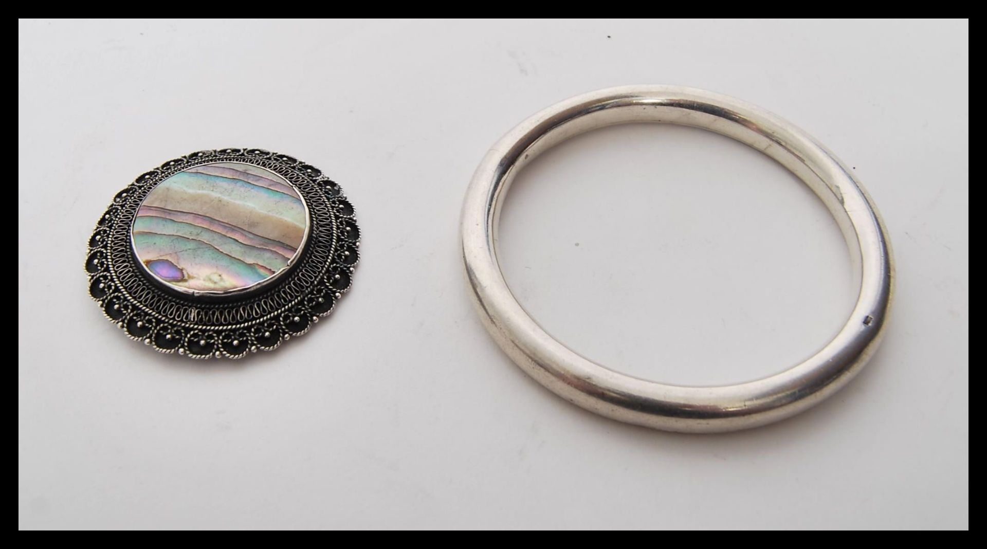 A selection of silver jewellery to include a stamped 925 silver bangle, a stamped 925 necklace of - Bild 4 aus 5