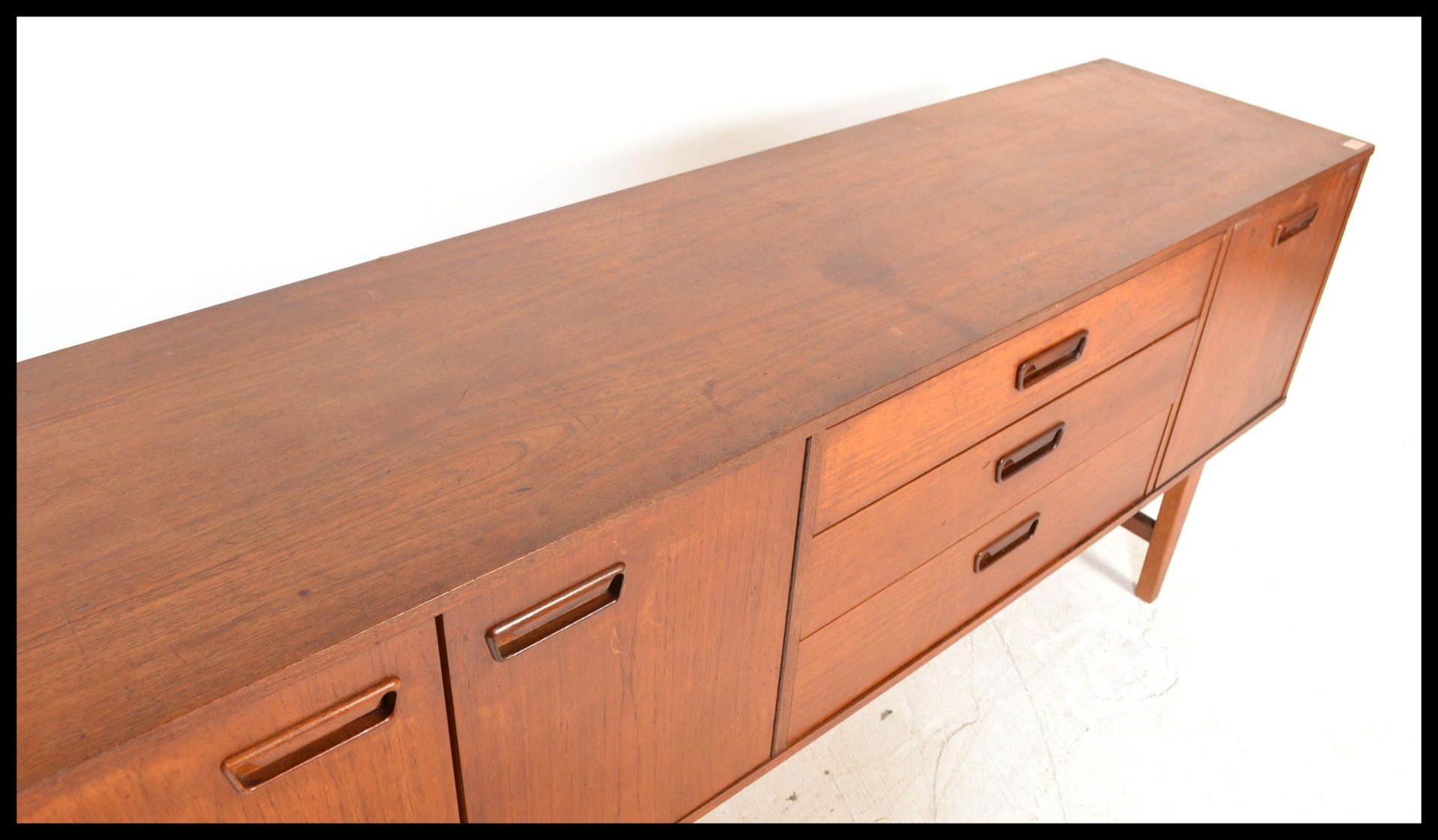 A retro 20th Century teak wood sideboard / credenza of Danish influence, having a central bank of - Bild 3 aus 5