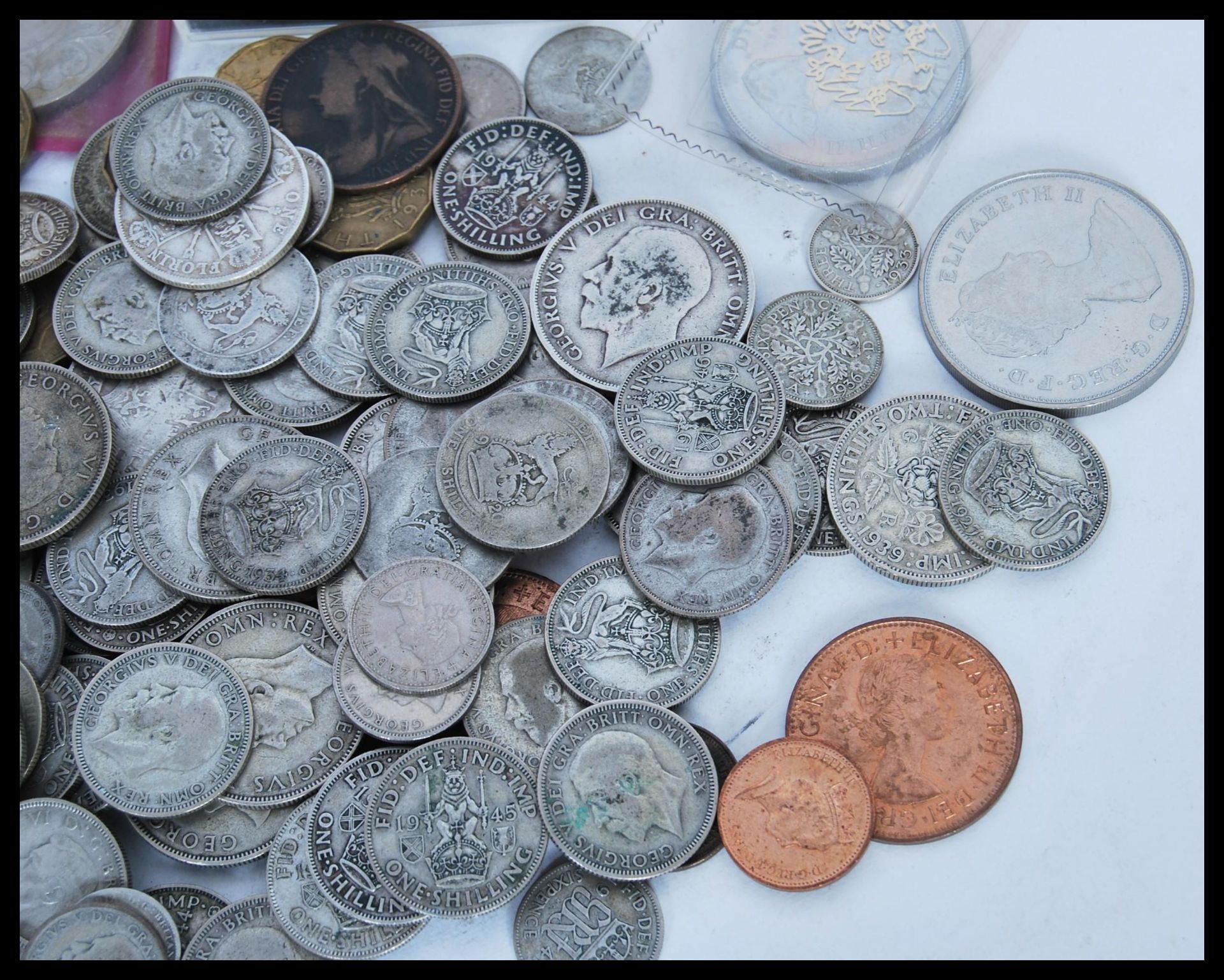 A good collection of pre-decimal coins dating from the 19th Century to include Victorian silver - Bild 2 aus 4
