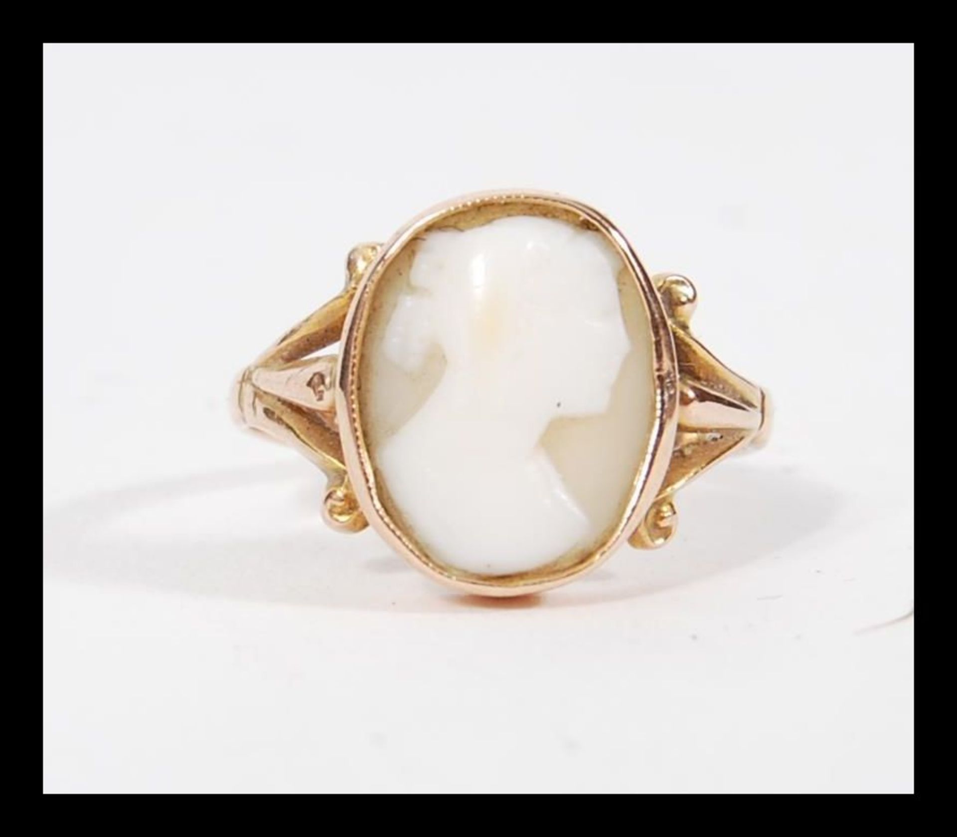 An early 20th Century hallmarked 9ct gold cameo ring having a central hand carved shell cameo