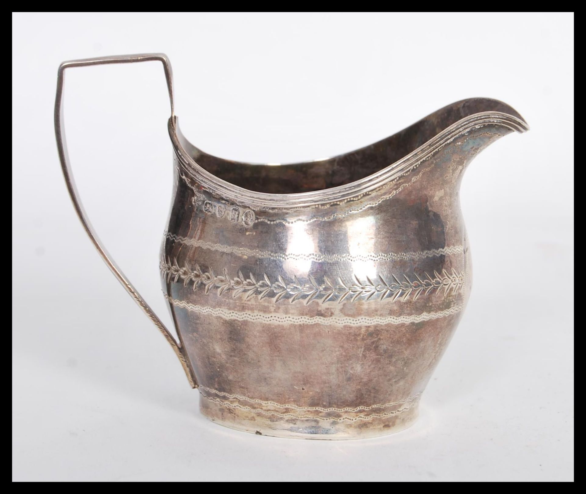 An early 19th Century Georgian hallmarked silver creamer jug having shaped handle. Hallmarked for - Image 3 of 6