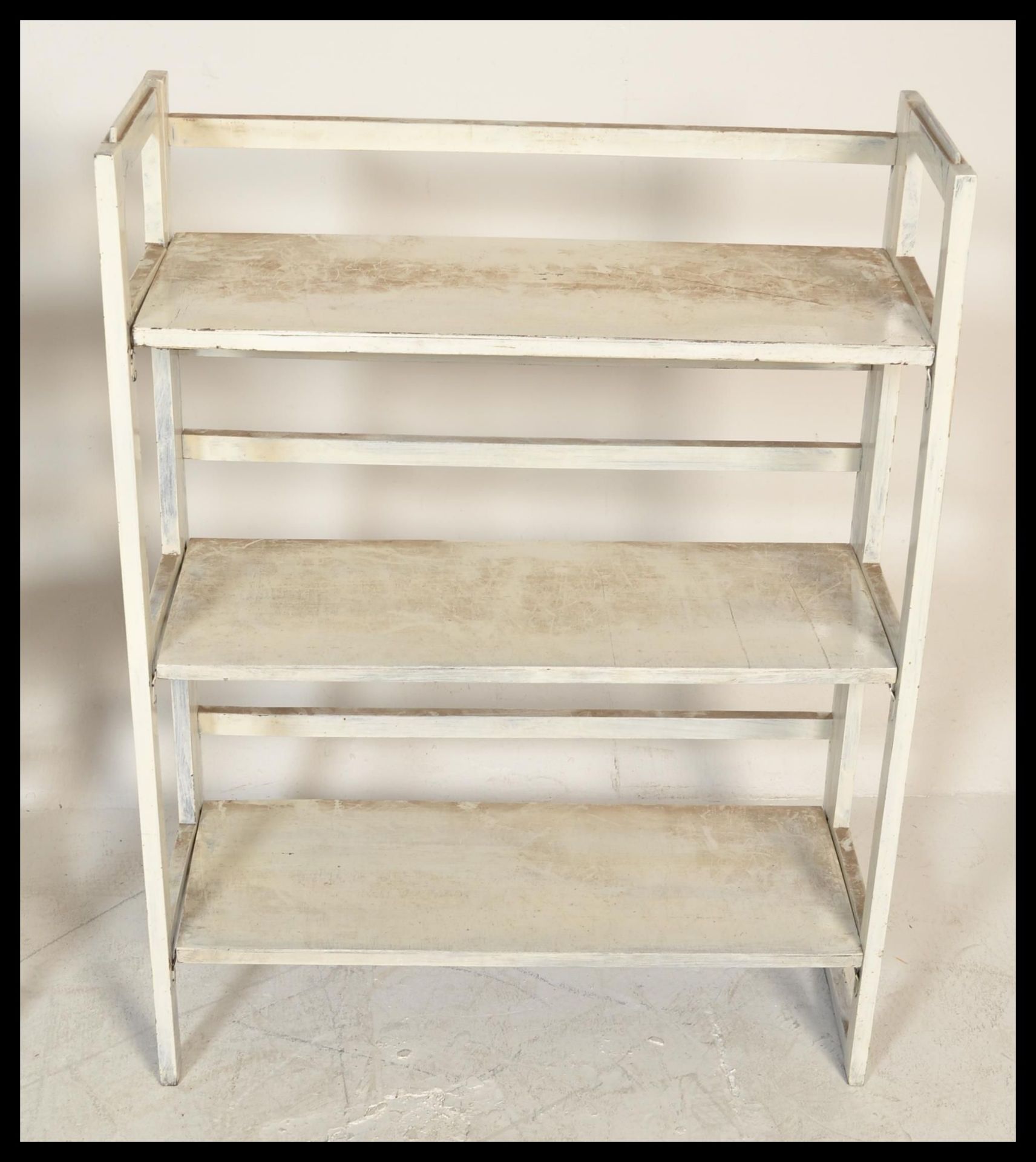 A pair of retro / vintage 20th Century folding / stacking bookcases, each with three fitted shelves. - Bild 2 aus 4