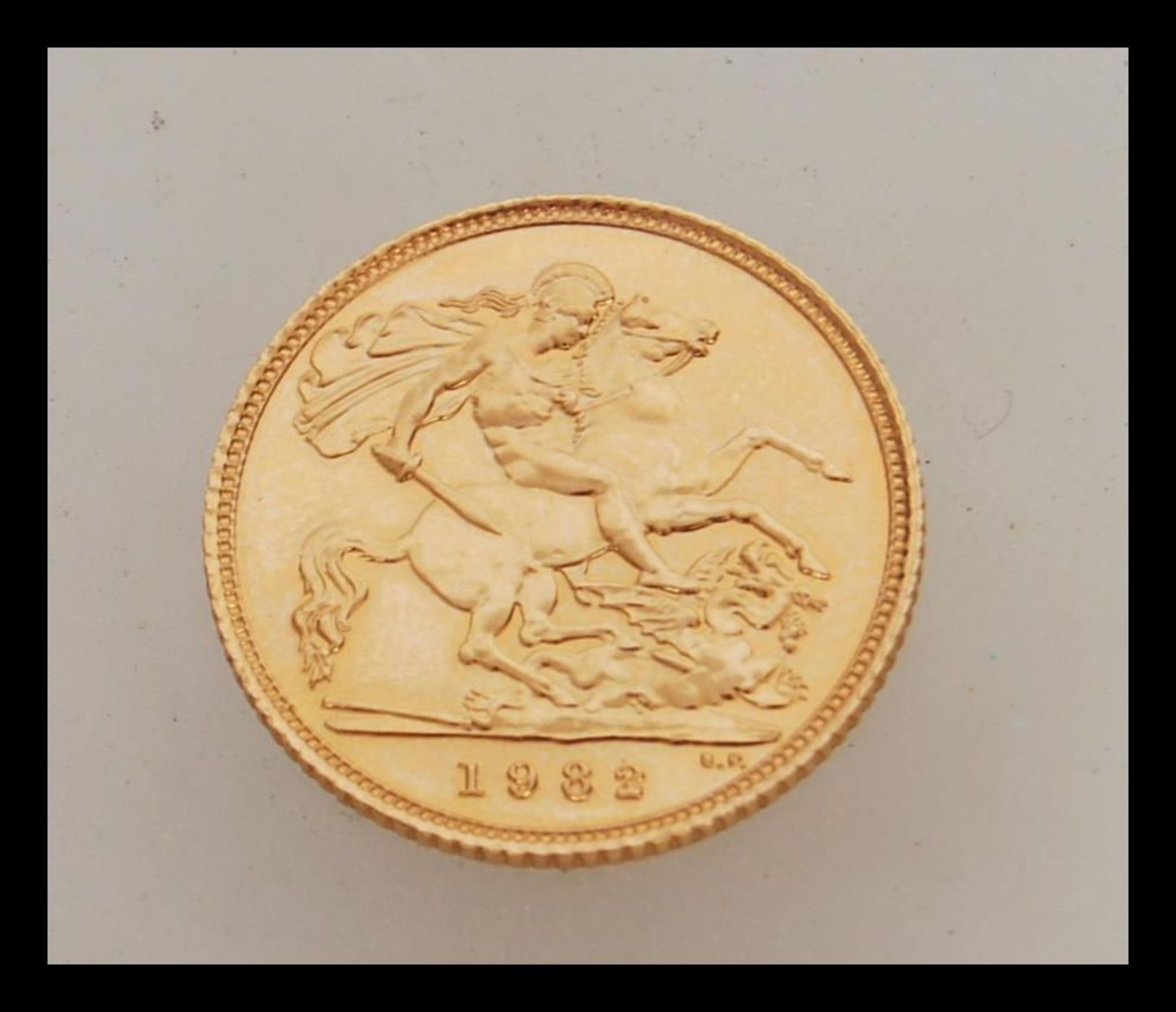 A 1982 half gold sovereign with Queen Elizabeth facing right. Weight 4.0g. - Bild 2 aus 2