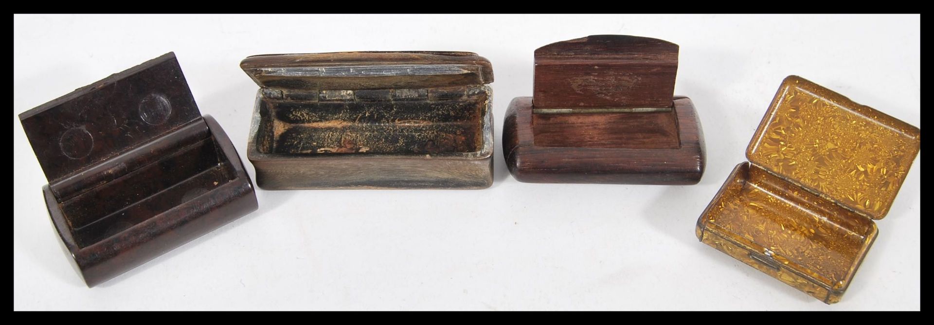 A group of four snuff boxes to include a horn and tortoiseshell box with butterfly decoration, - Bild 3 aus 3