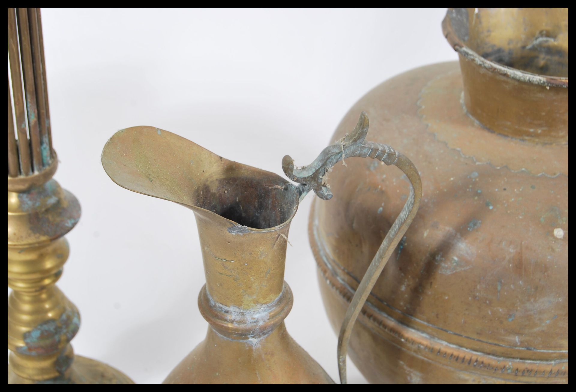 A collection of three brass items to include a 19th century brass candlesticks together with a - Bild 4 aus 5