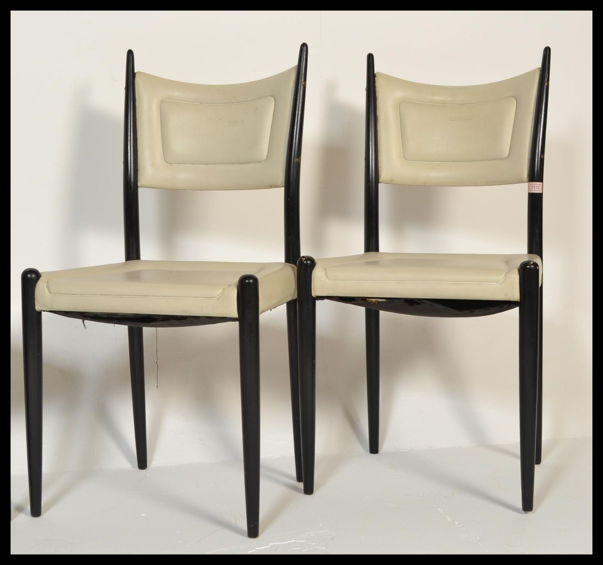 A set of four vintage 20th Century retro Ernest Gomme G-Plan / G Plan dining chairs raised on - Bild 3 aus 5