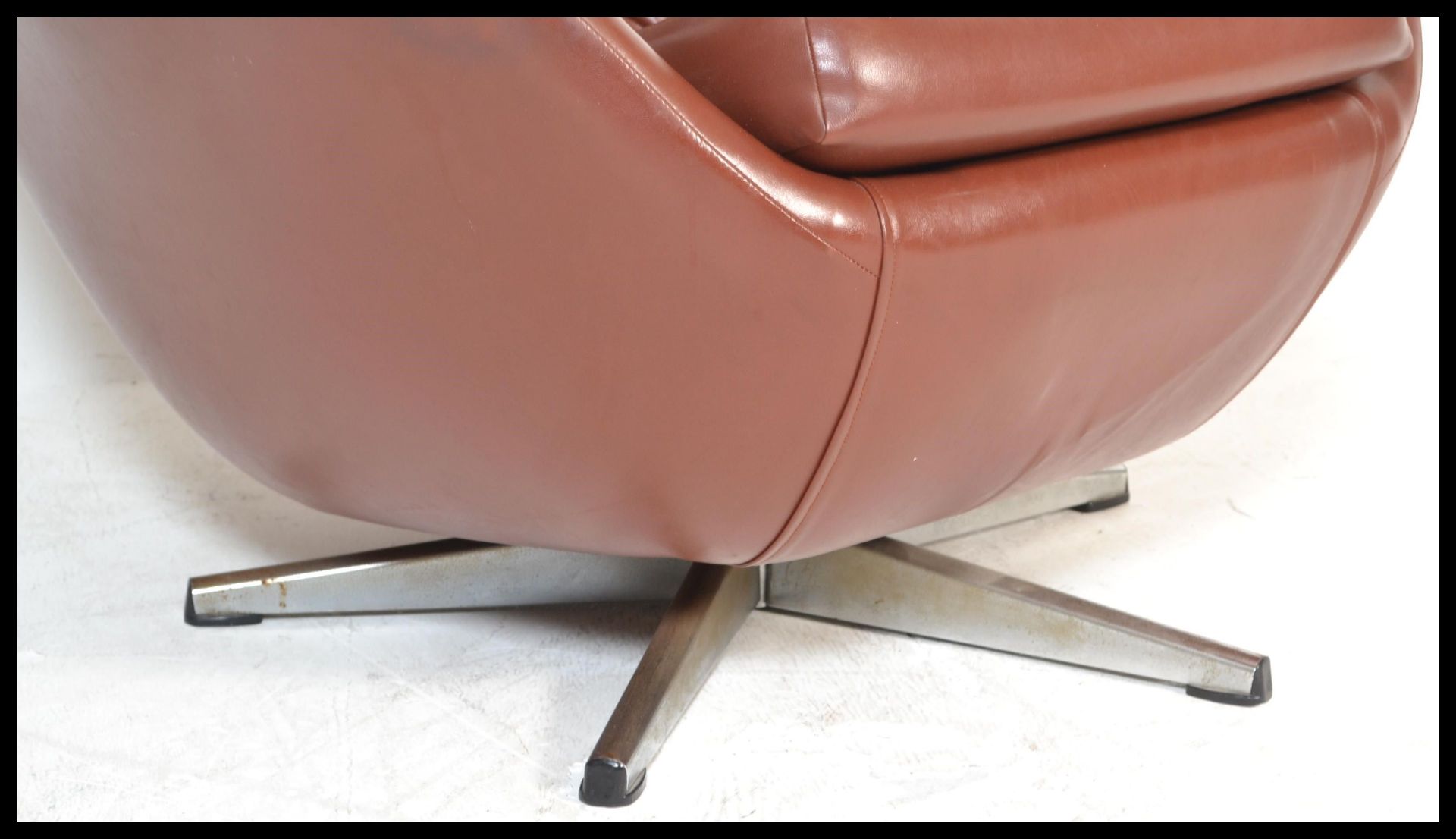 An original 1960's retro vintage button back swivel egg type chair / armchair being raised on a five - Bild 2 aus 6