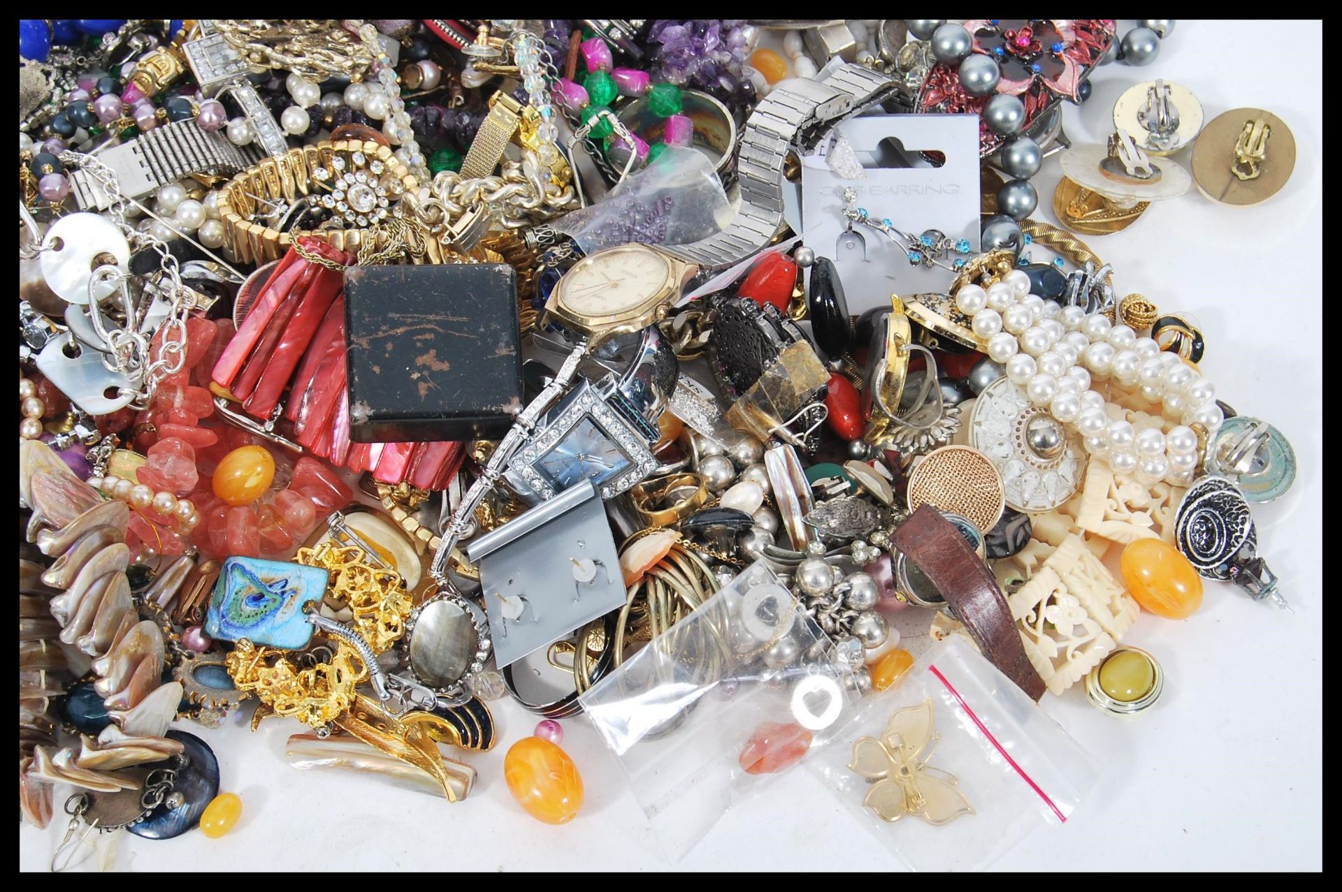 A collection of 20th Century costume jewellery to include watches, brooches, necklaces, bangles, a - Bild 5 aus 5