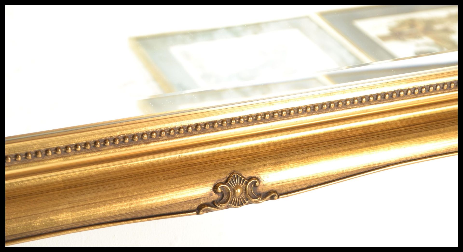 A contemporary antique style wall mirror having gilt cushion frame with bevelled plate mirror glass. - Bild 3 aus 4