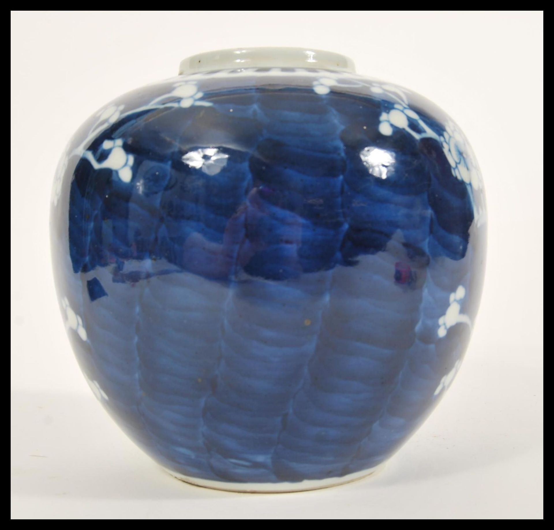 A 19th Century Chinese blue and white ginger jar and cover hand decorated in the prunus pattern. - Bild 2 aus 5