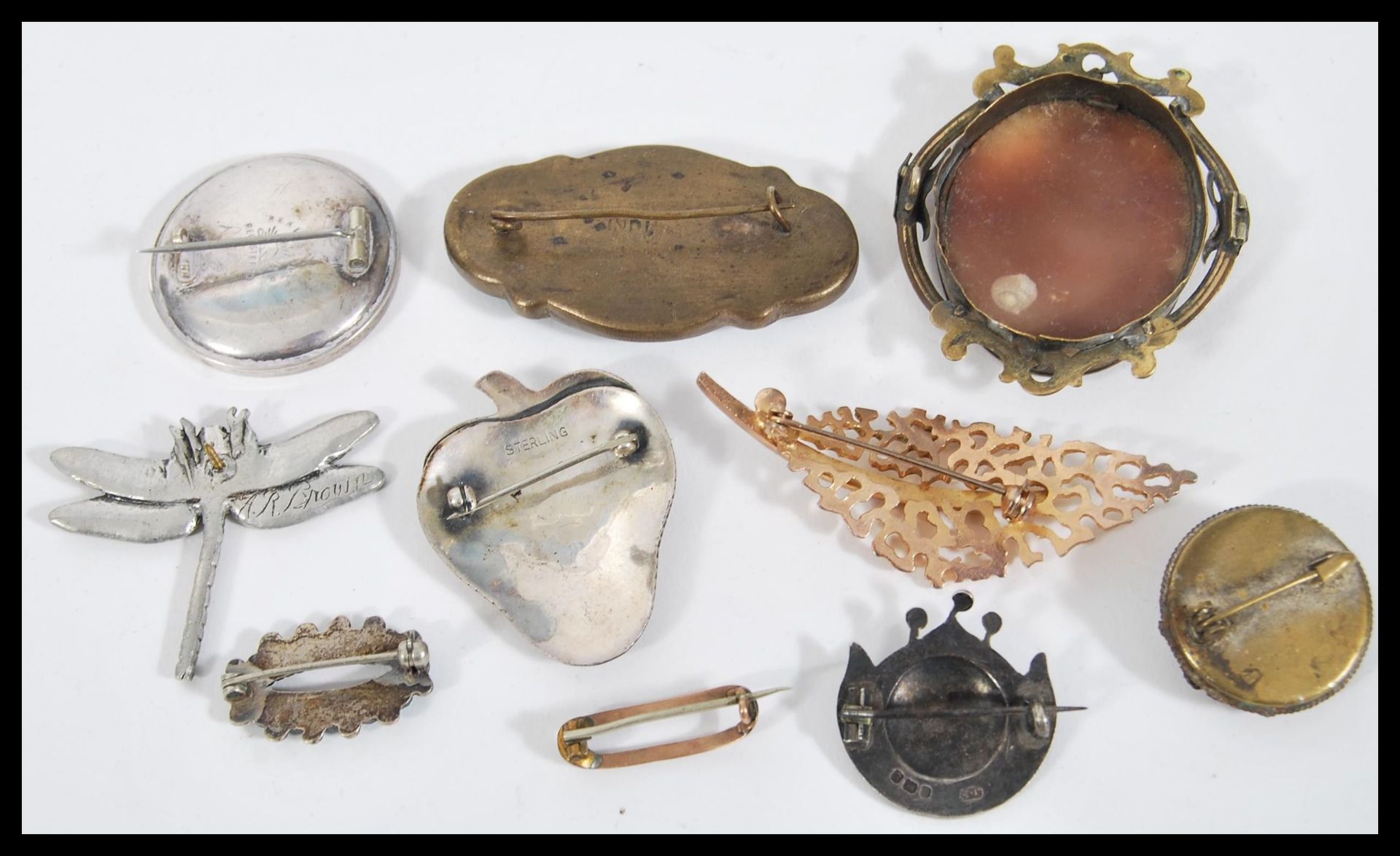 A collection of vintage 20th Century brooches to include a micro mosaic, cameo carved,silver, silver - Bild 4 aus 4