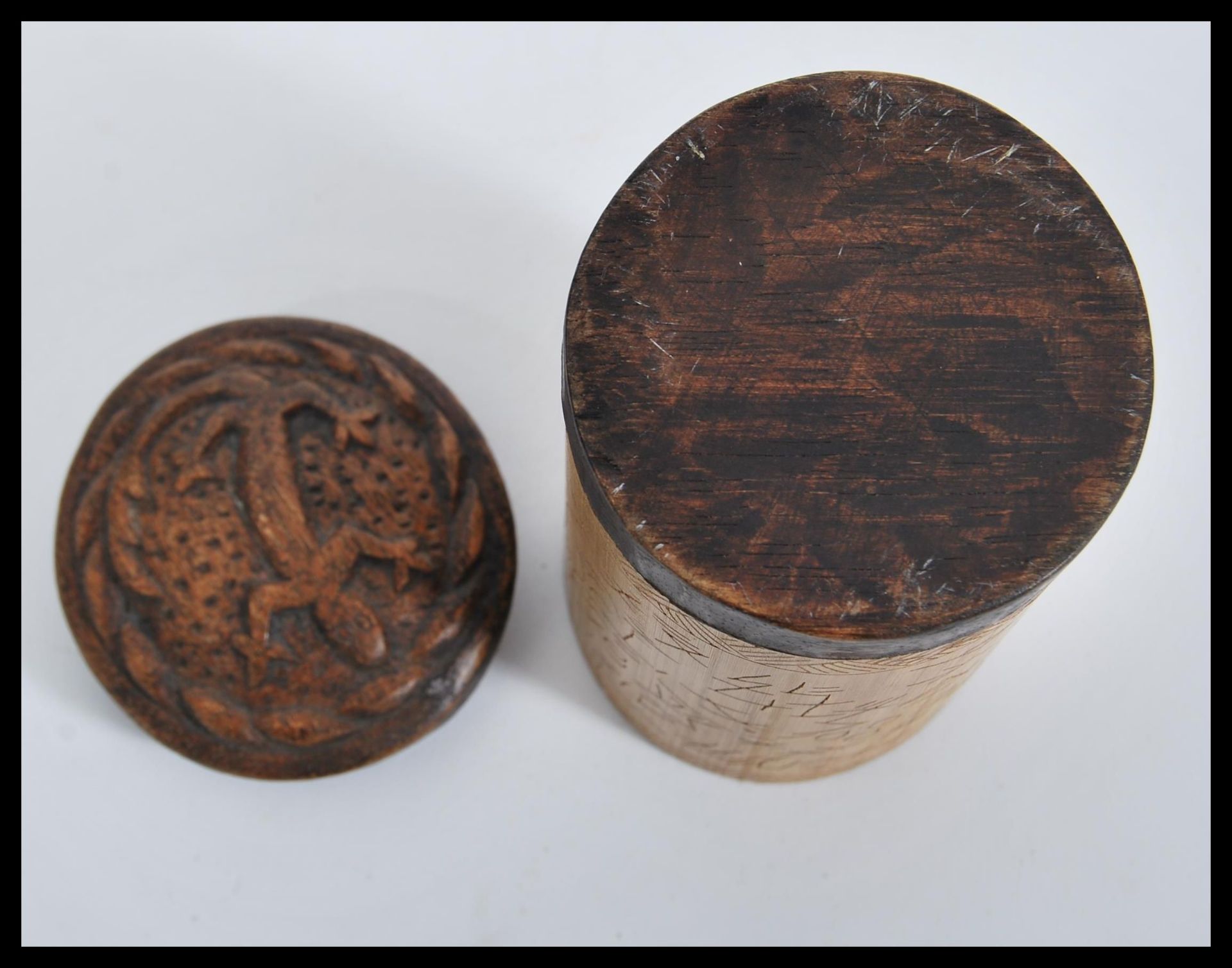 An early 20th Century Aboriginal tribal hand carved wooden cylindrical pot having Aboriginal - Bild 3 aus 6