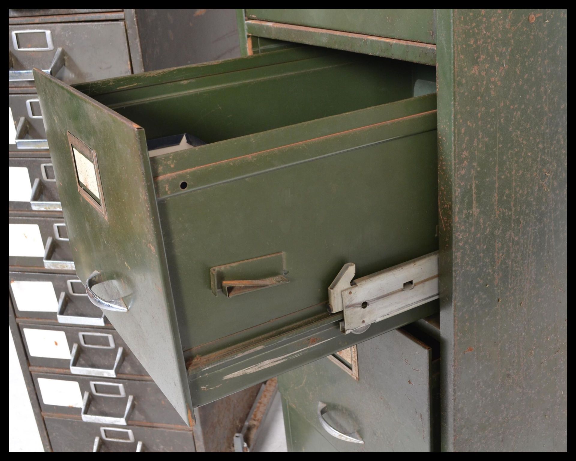 Two vintage 20th Century industrial metal filing cabinets,to include an eleven drawer cabinet by - Bild 6 aus 6