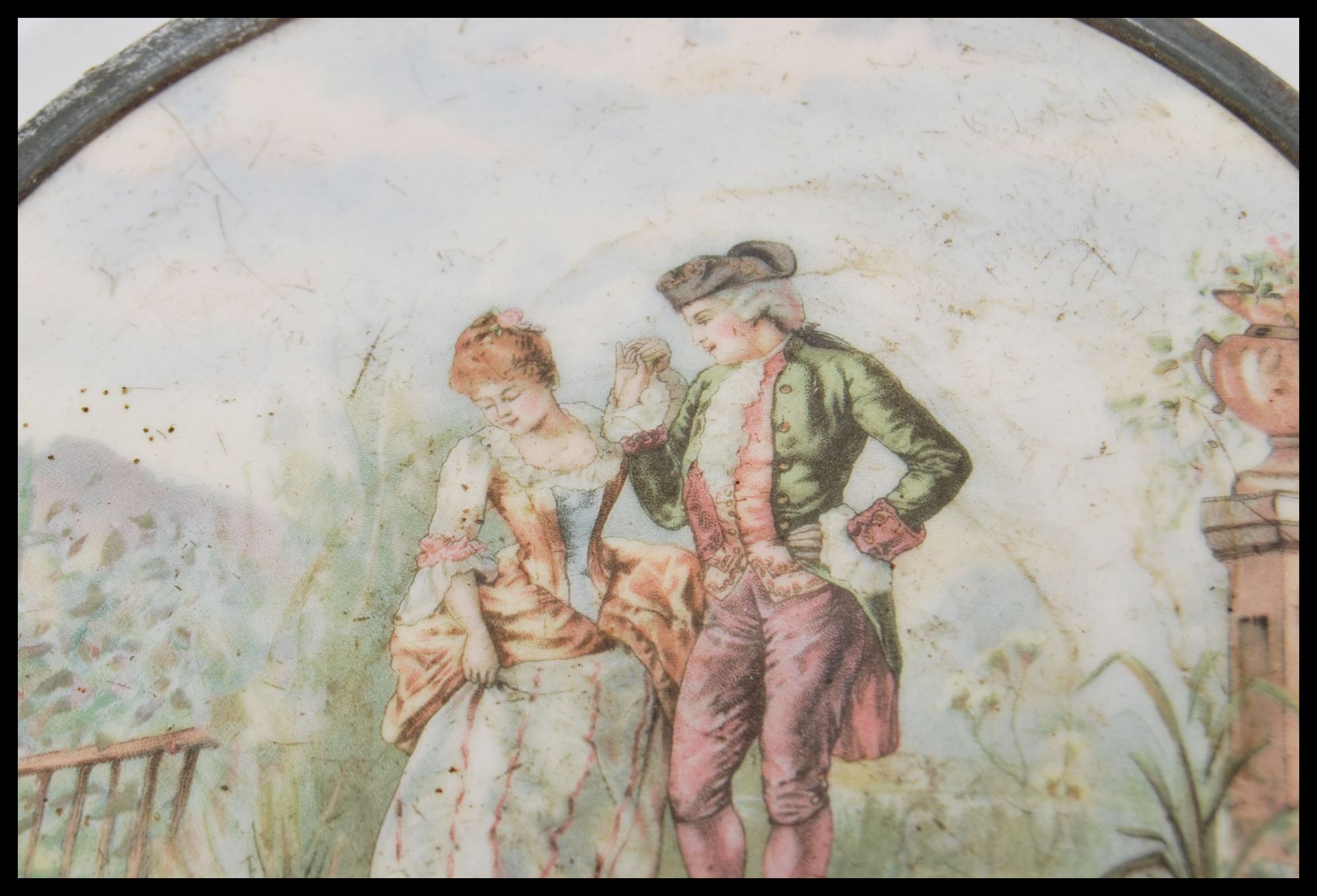 A 19th Century Victorian hand coloured porcelain plaque of circular form depicting a courting couple - Bild 2 aus 5