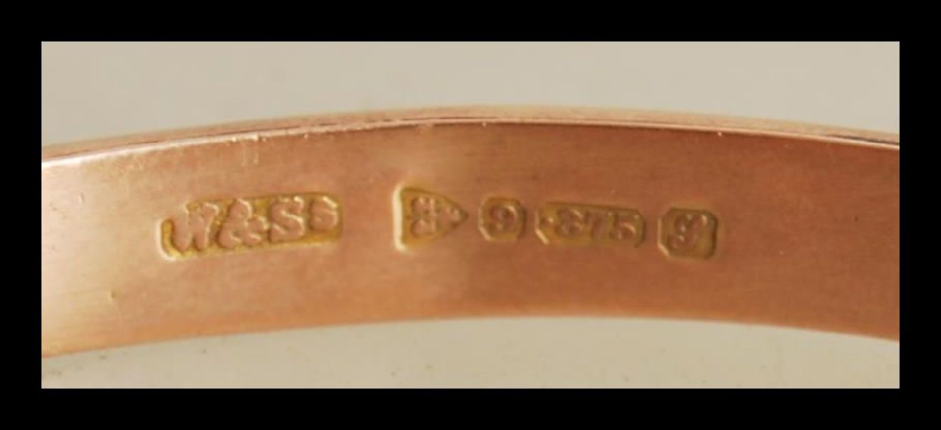 A hallmarked 9ct gold bangle bracelet with engraved floral decoration to front, having hinged - Image 3 of 4