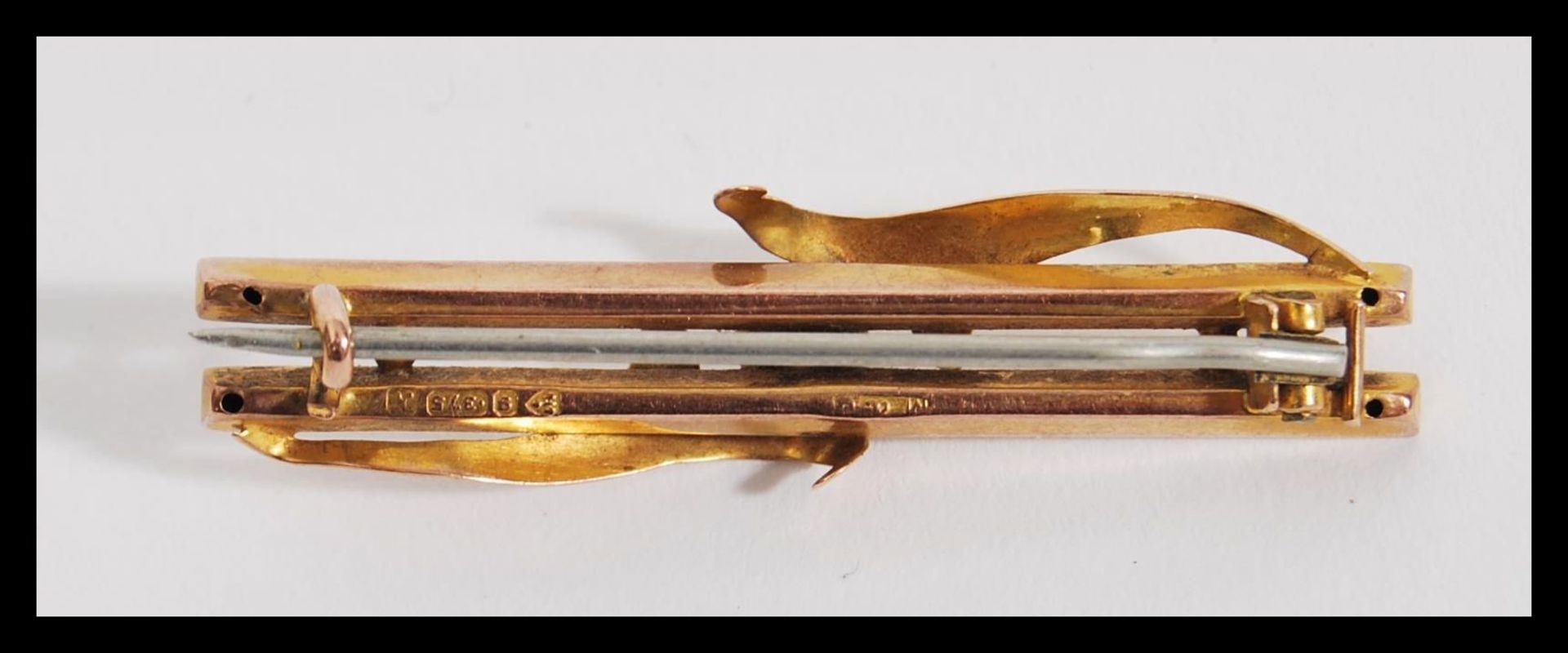 An early 20th Century hallmarked 9ct gold bar brooch having a double bar with central ball and - Image 2 of 2