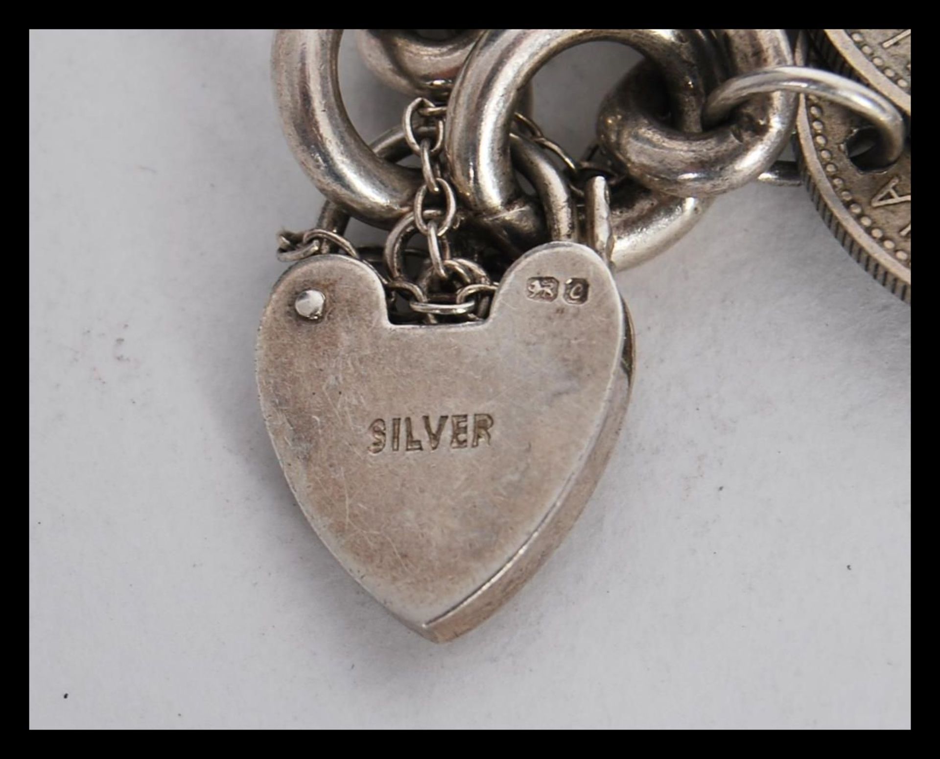 A sixpence coin bracelet on a curb link chain with a heart lock. Lock stamped silver. Gross weight - Bild 4 aus 4