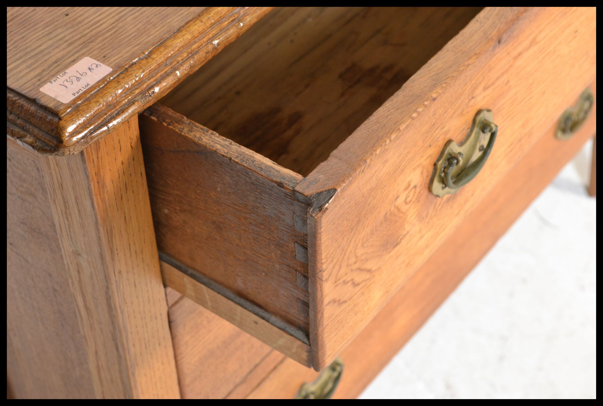 An early 20th Century oak dressing table chest having adjustable mirror over chest of drawers base - Bild 5 aus 6