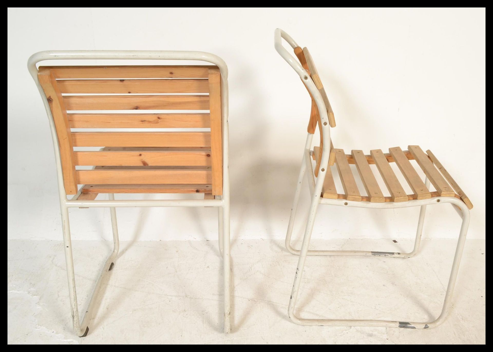 A pair of vintage retro 20th Century stacking chairs having slatted wood seats and backs raised on - Bild 3 aus 4