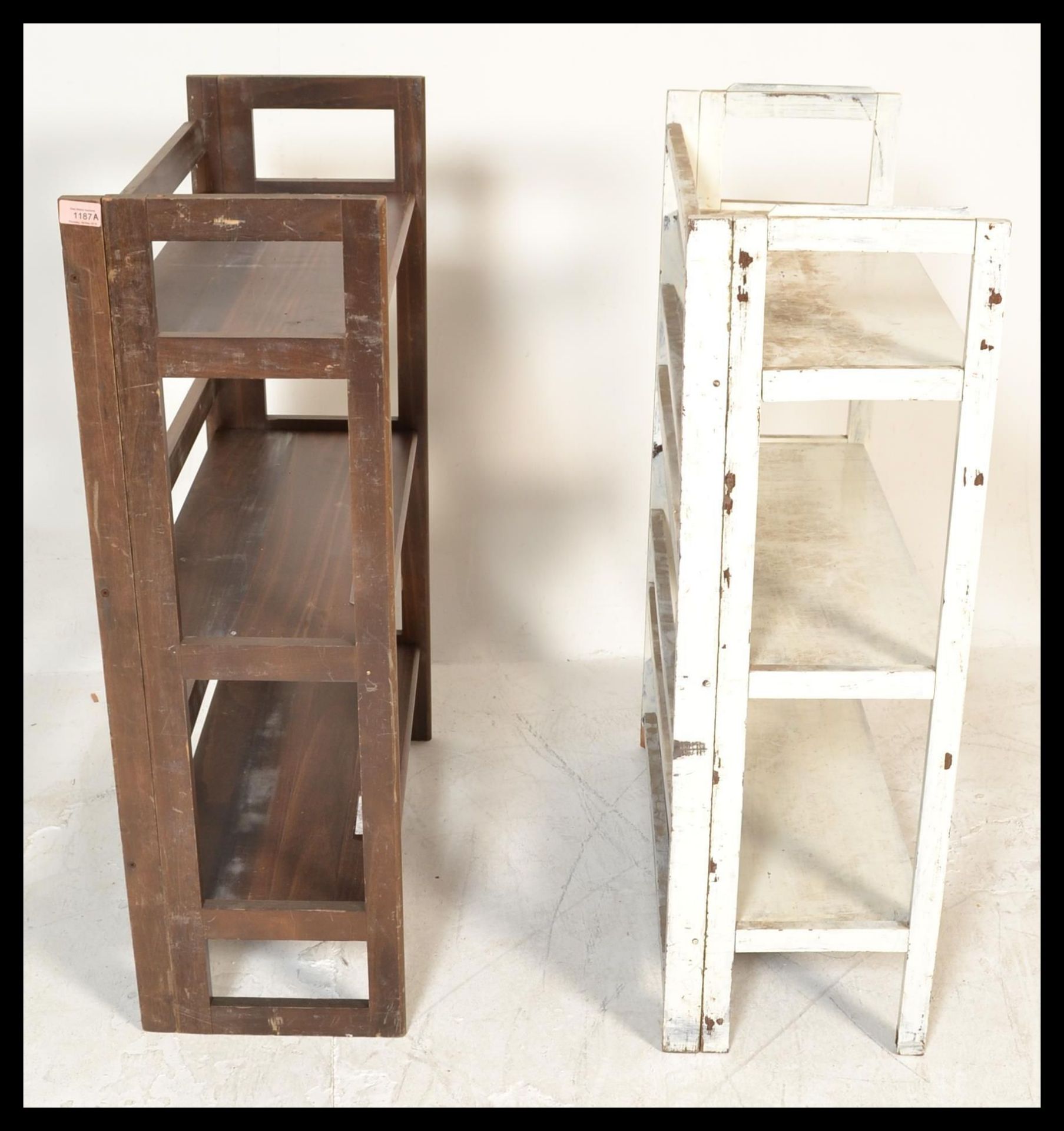 A pair of retro / vintage 20th Century folding / stacking bookcases, each with three fitted shelves. - Bild 4 aus 4