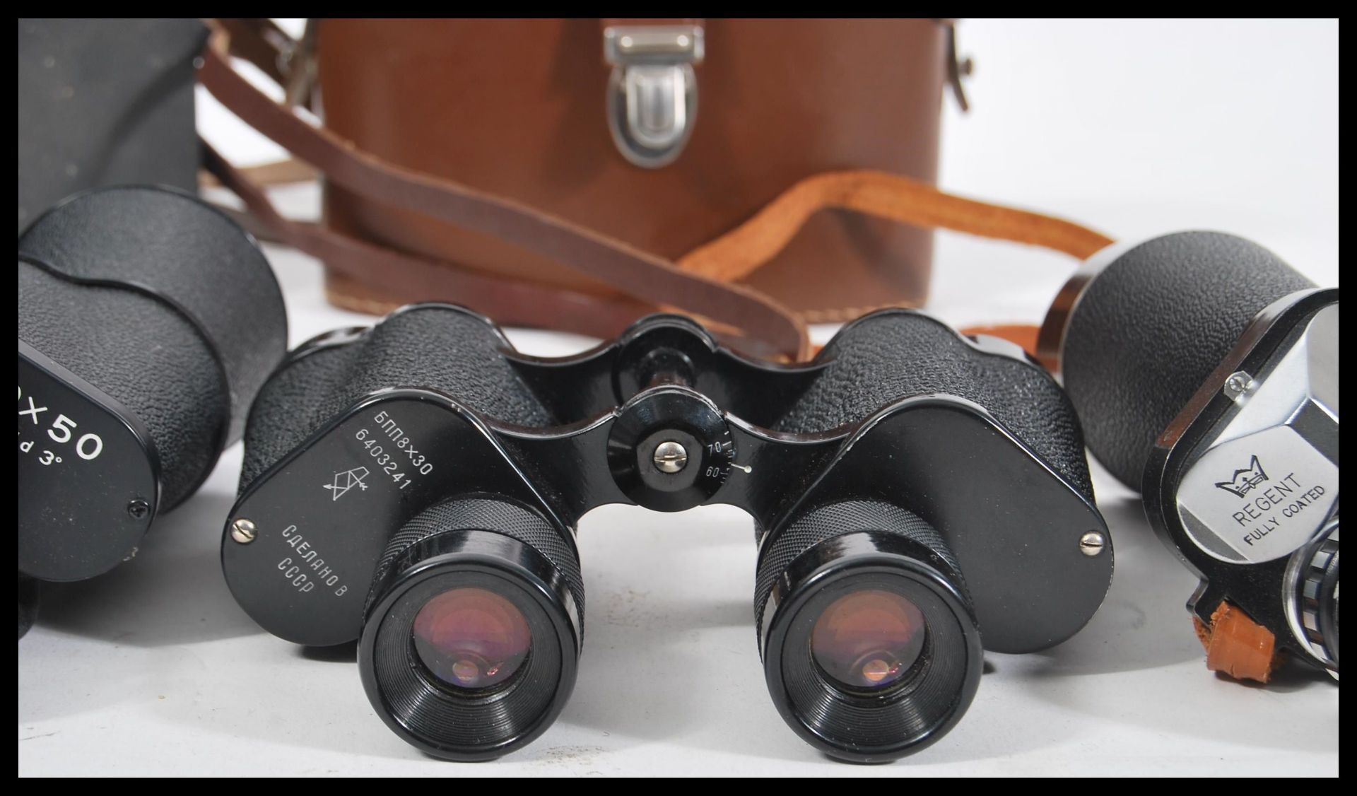 A group of vintage binoculars to include a pair of Russian Cold War CCCP binoculars 8x30, Regent - Bild 4 aus 5