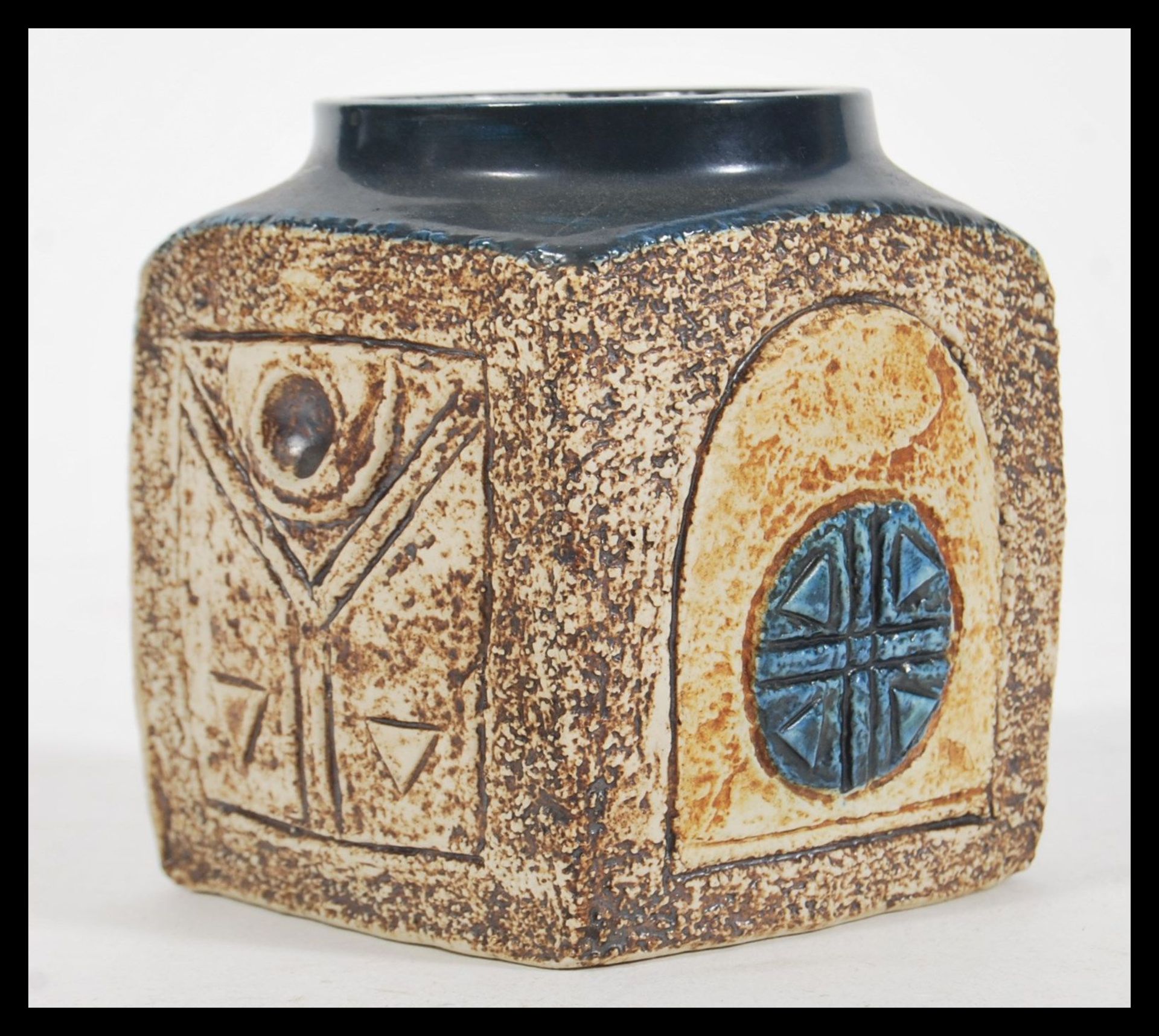 A vintage 20th Century Troika Cornish studio Pottery marmalade pot decorated by Sue Lowe (SL) – 1976 - Bild 2 aus 4