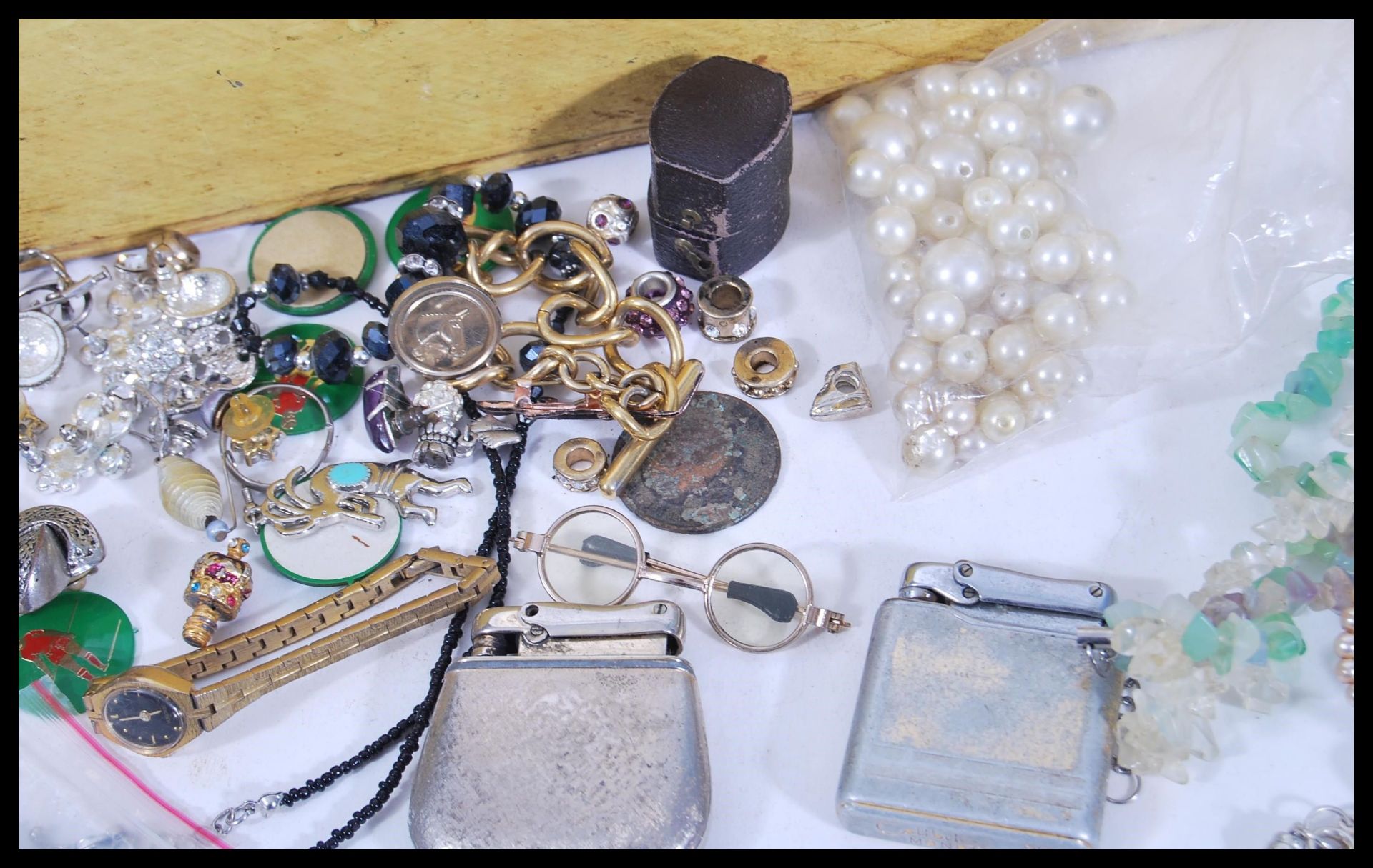 A collection of vintage and contemporary costume jewellery to include bracelets, bangles, necklaces, - Bild 3 aus 6