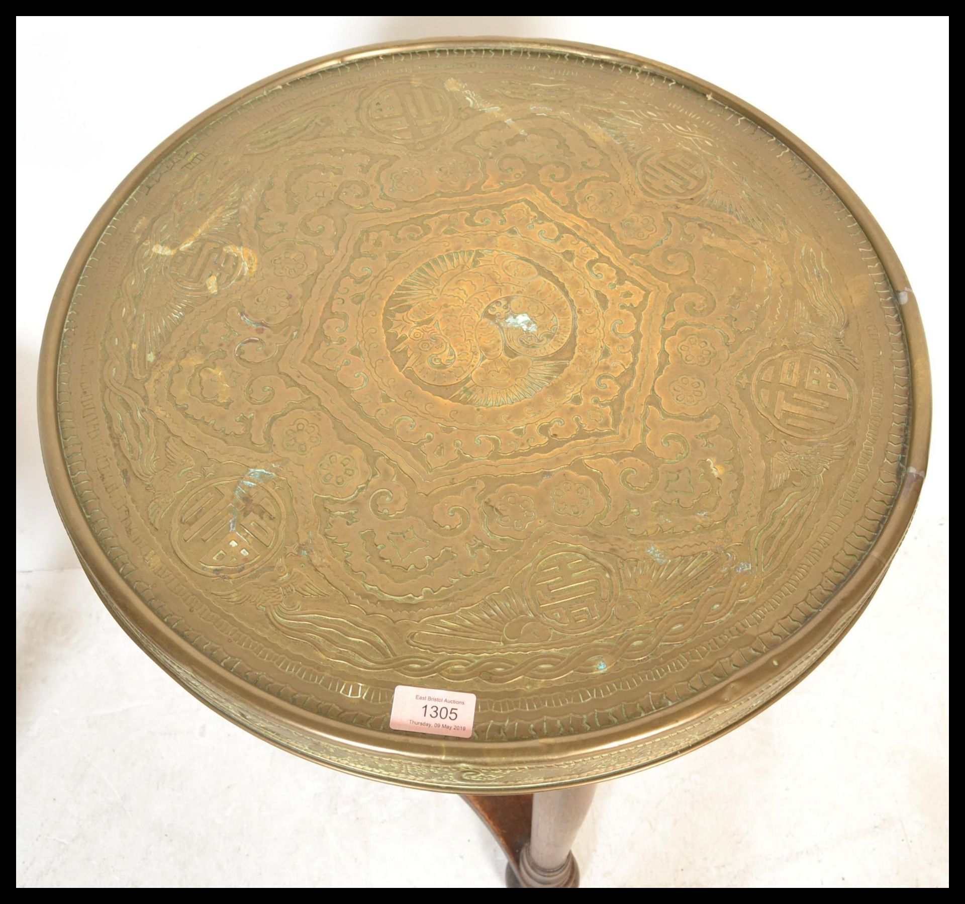 An early 20th Century Edwardian brass topped occasional side table, the brass top decorated with a - Bild 4 aus 6