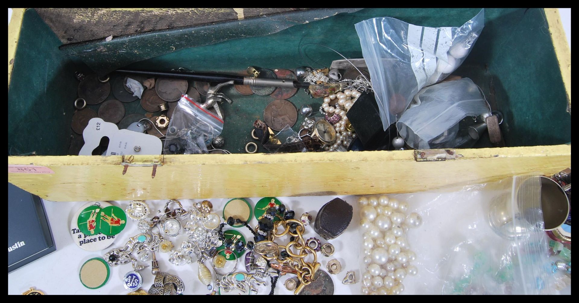 A collection of vintage and contemporary costume jewellery to include bracelets, bangles, necklaces, - Bild 6 aus 6