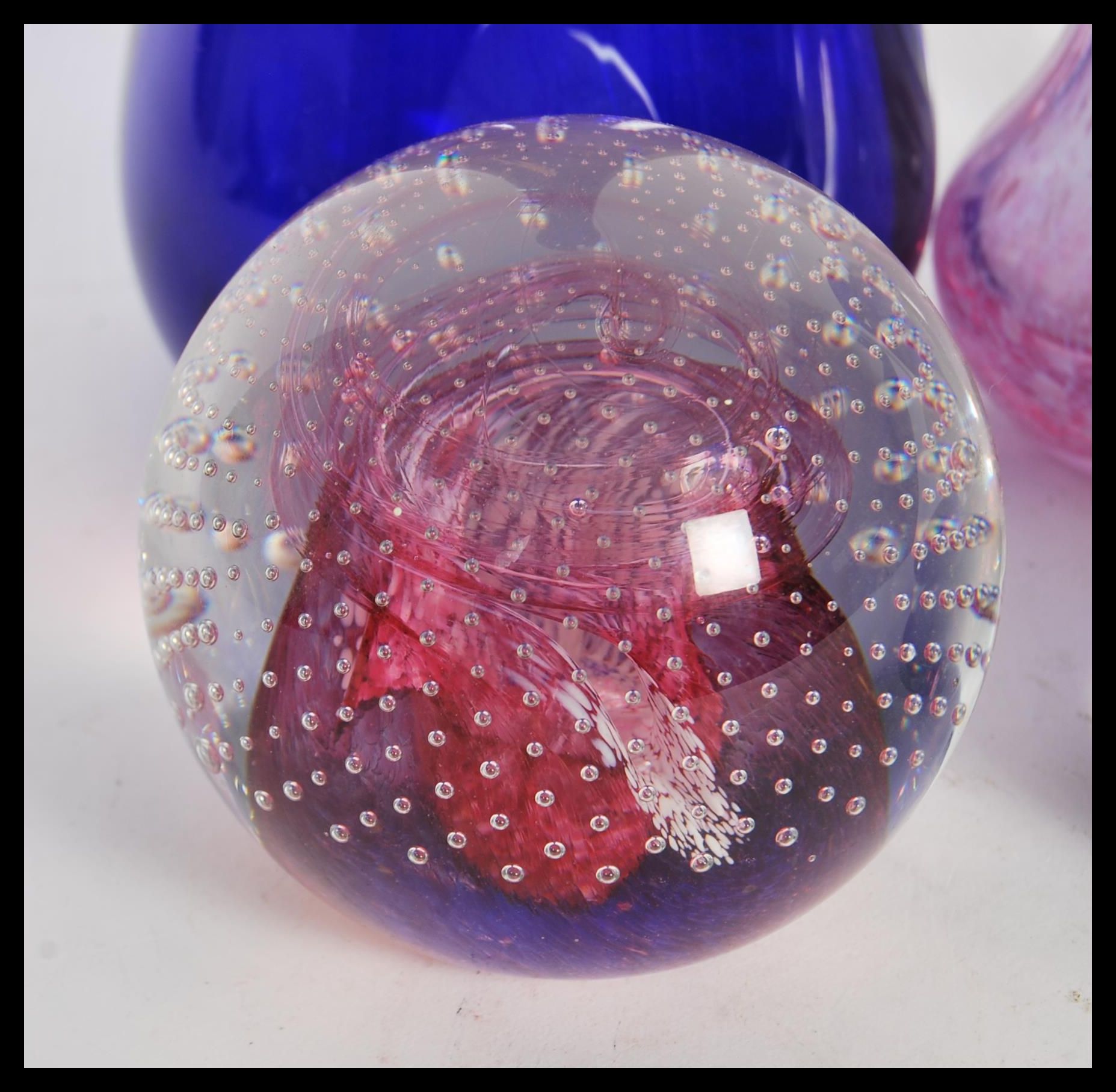 A collection of vintage 20th Century studio art glass paperweights to include swirl, flash ruby - Image 3 of 7