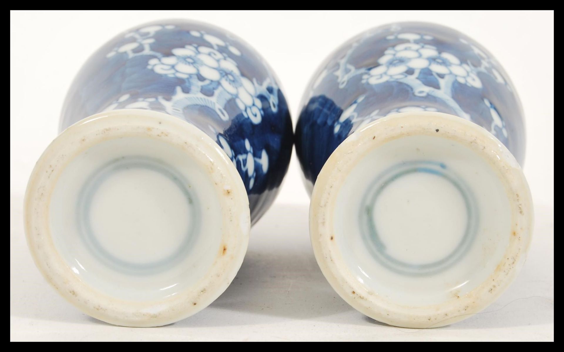 A pair of 19th Century Chinese blue and white porcelain temple vases / jars of bottle form having - Bild 5 aus 5