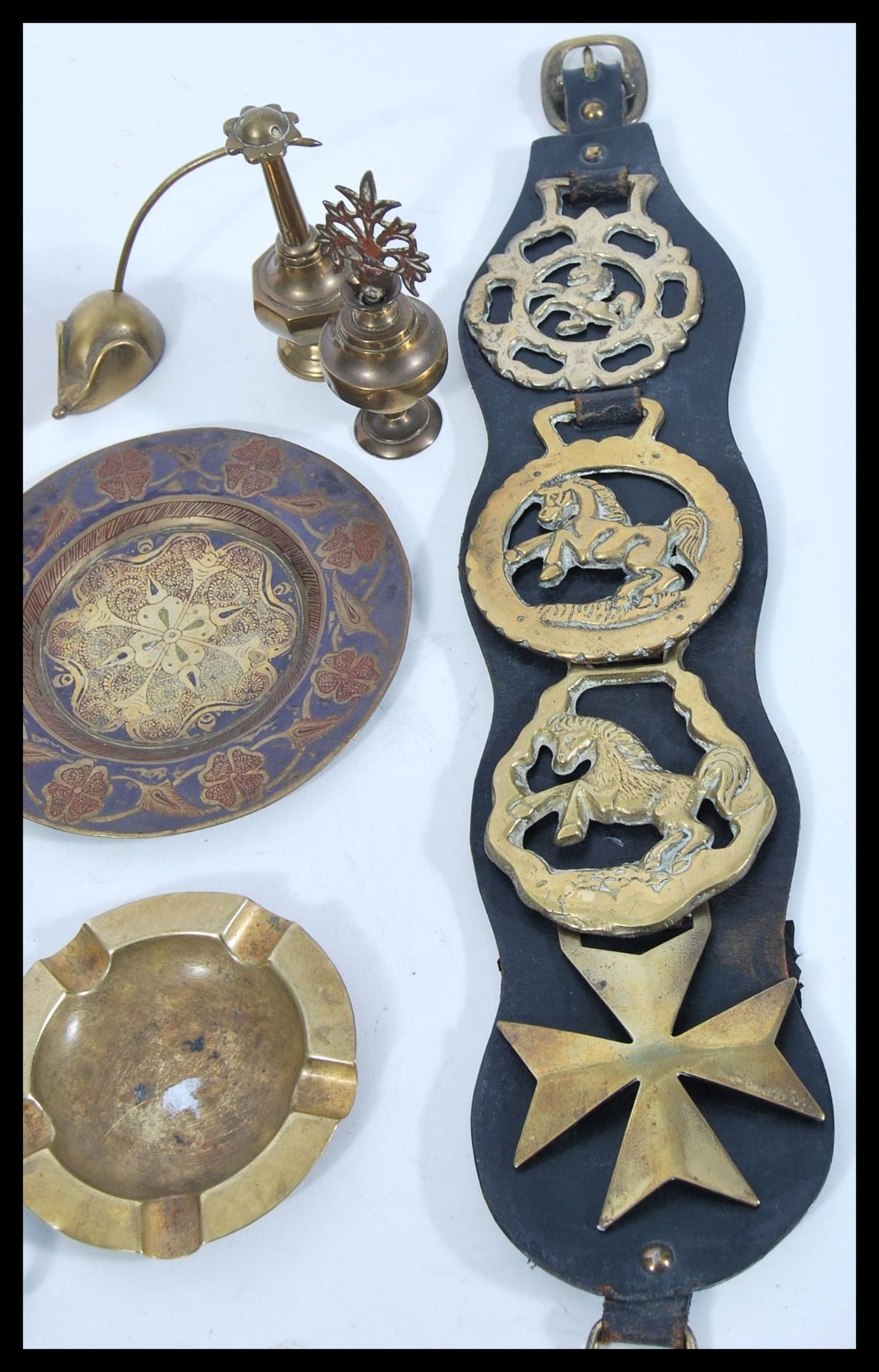 A collection of 20th Century brass items to include small Indian brass trays, horse brasses, a - Bild 4 aus 6