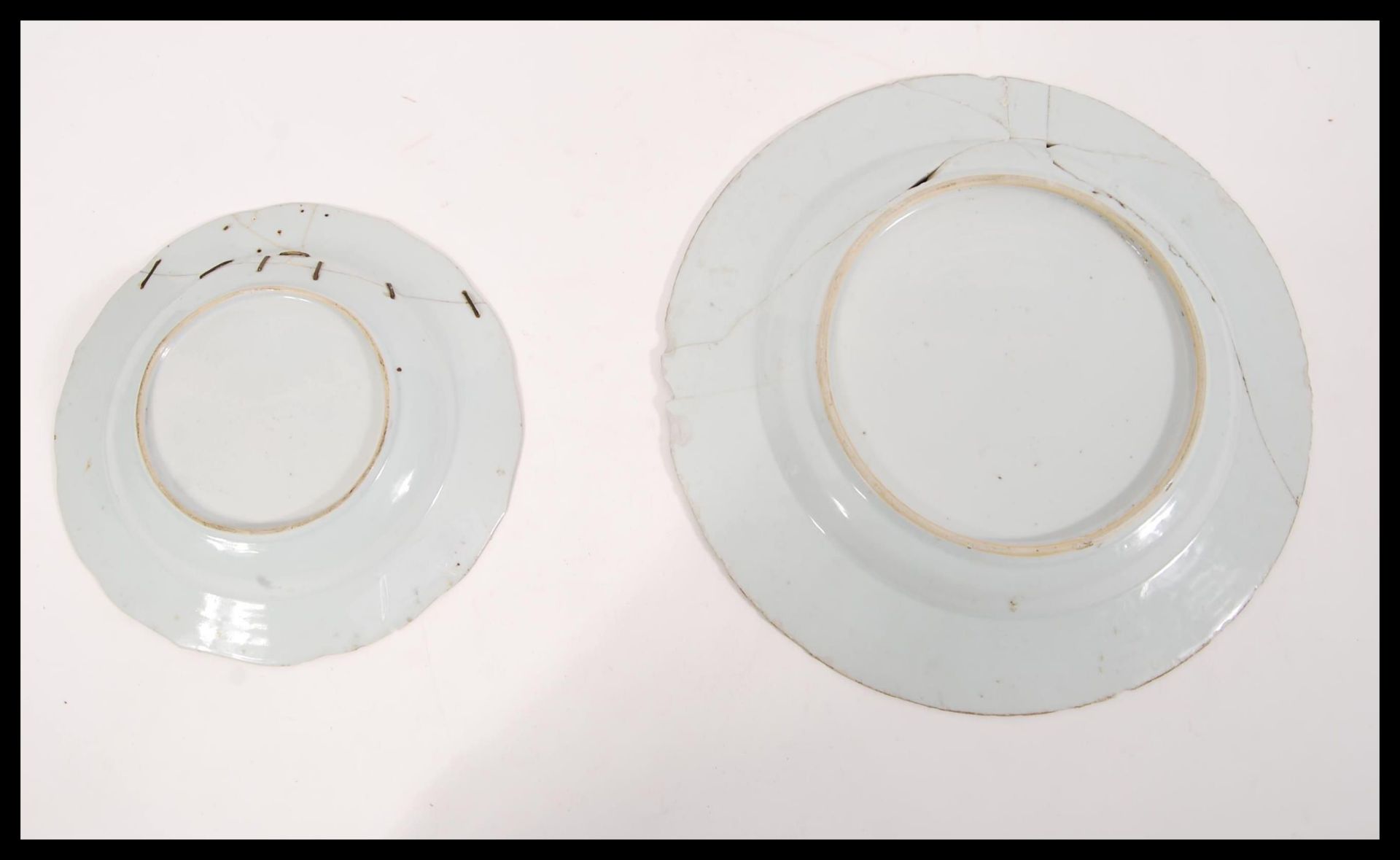 Two 18th Century Chinese plates to include a famille rose example of circular form and a blue and - Bild 6 aus 6